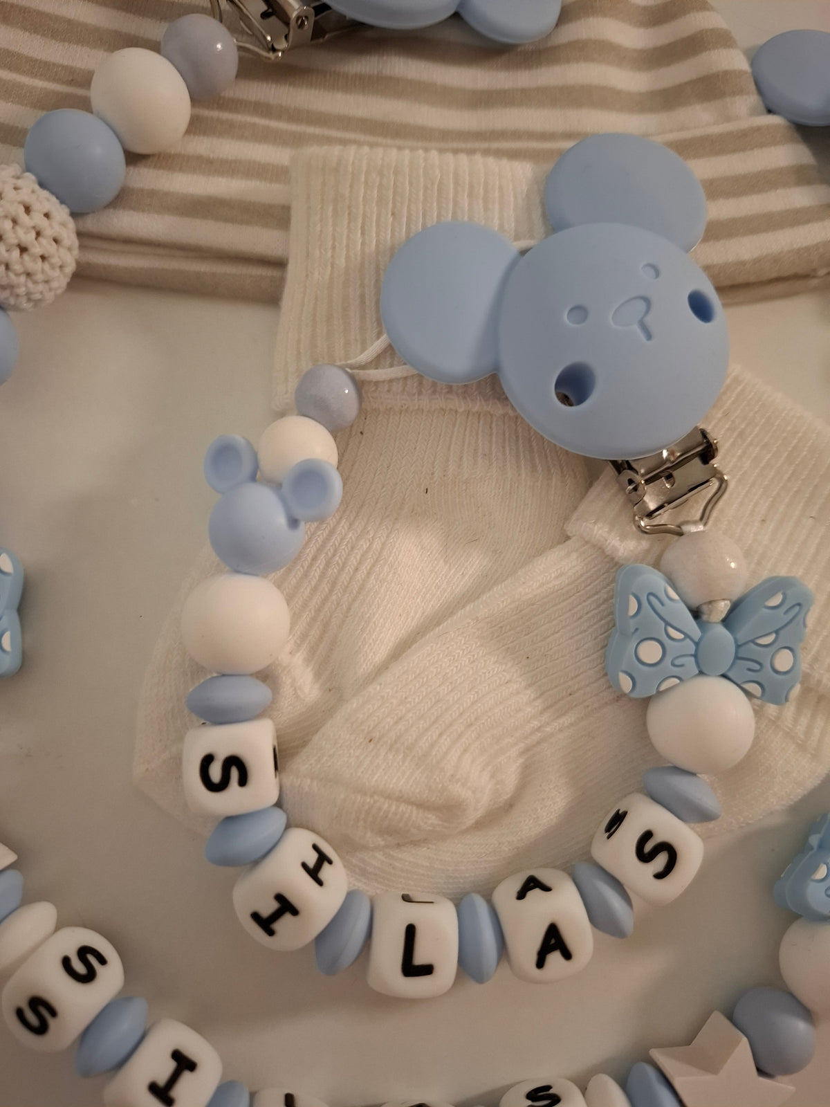 3er-Set Schnullerkette Kinderwagenkette & Greifring mit Namen Maus weiss hellblau