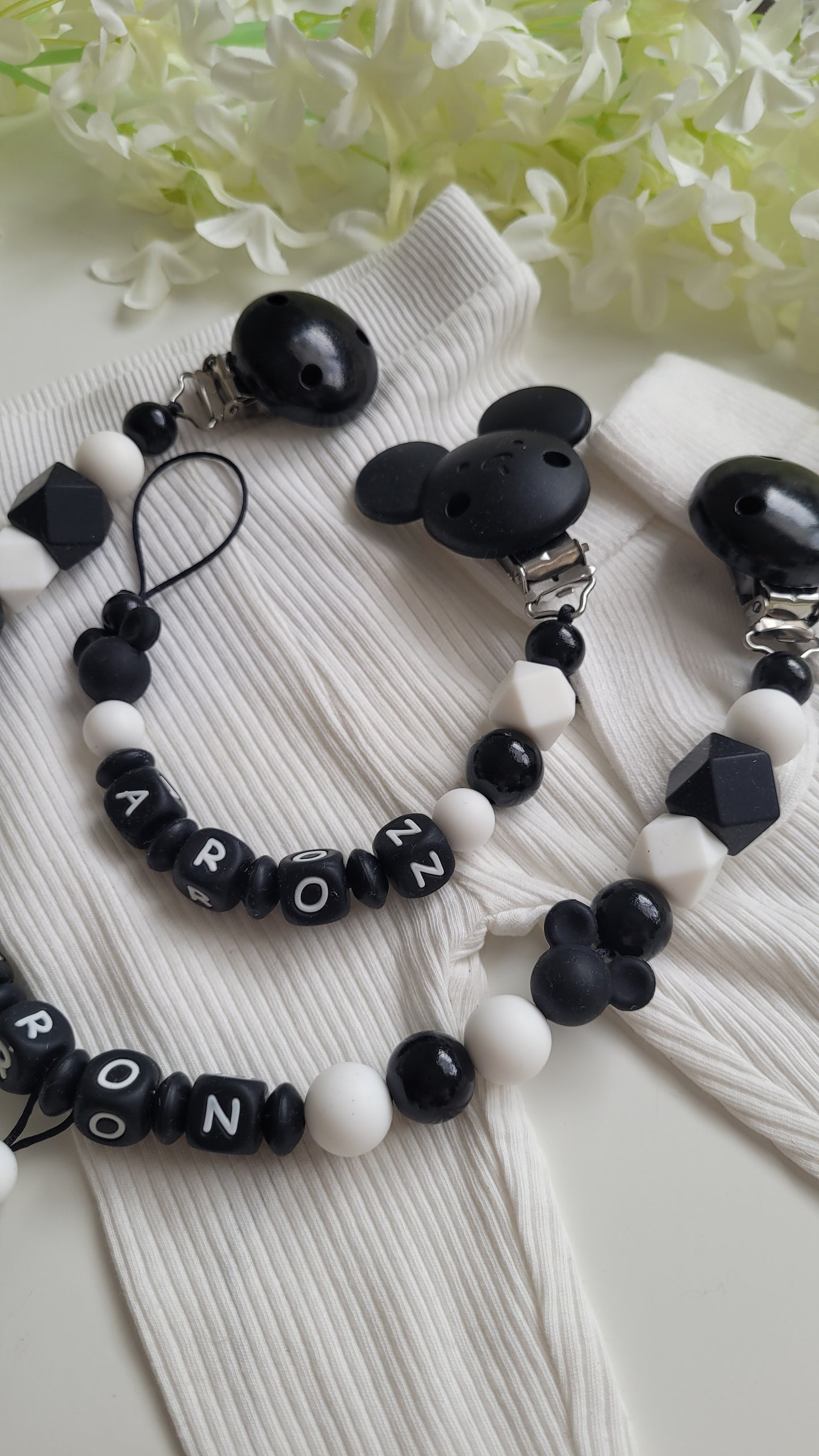 Komplett Set 3tlg Schnullerkette Kinderwagenkette Greifring mit Namen Maus schwarz weiß