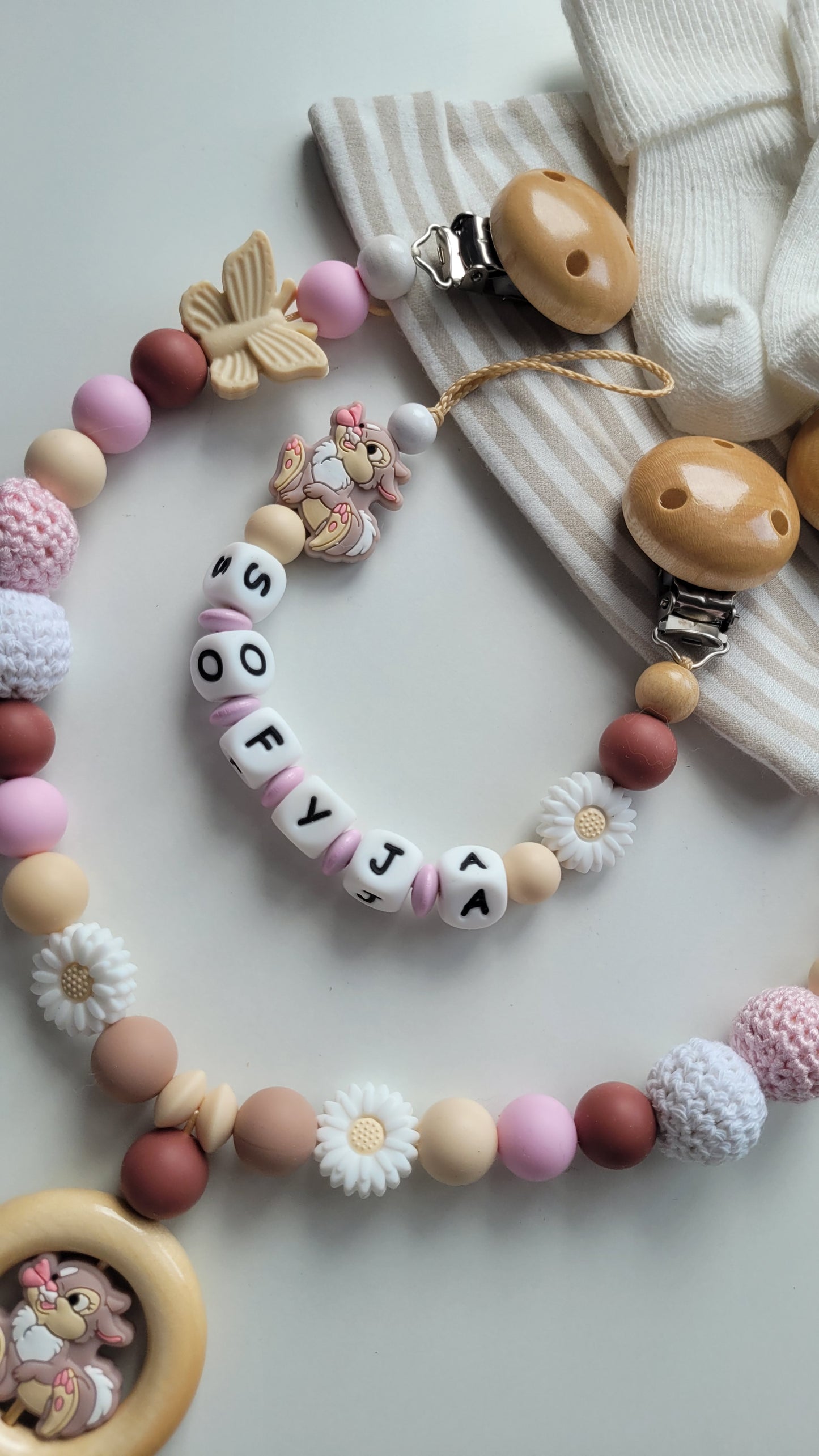 Kinderwagenkette & Schnullerkette mit Namen Schmetterling & Hase  beige braun rosa