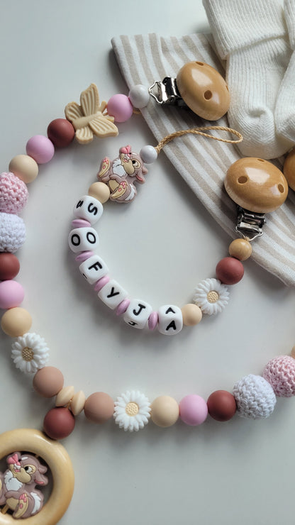 Kinderwagenkette & Schnullerkette mit Namen Schmetterling & Hase  beige braun rosa