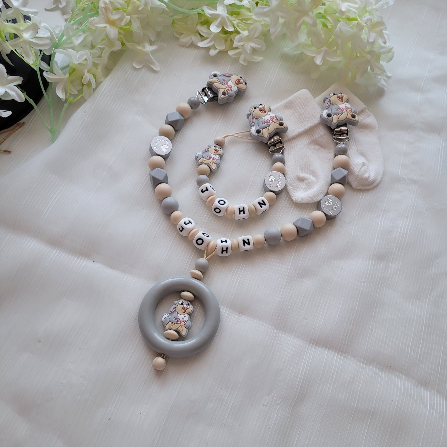 3tlg.Set Schnullerkette Kinderwagenkette & Beissring mit Namen Hase beige grau