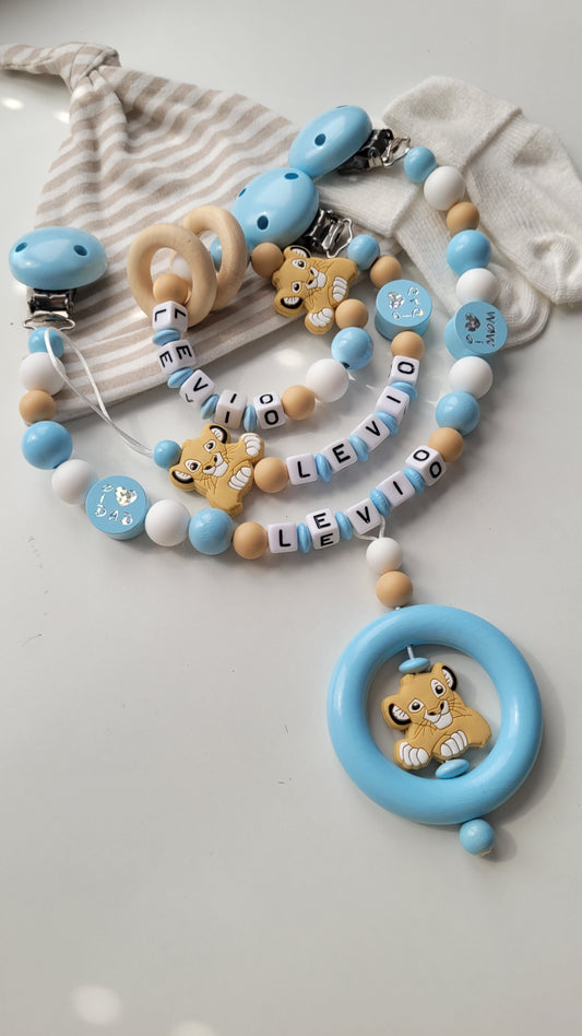 3tlg. Set Schnullerkette Kinderwagenkette & Beissring mit Namen Löwe & i love Mom und Dad blau weiss beige
