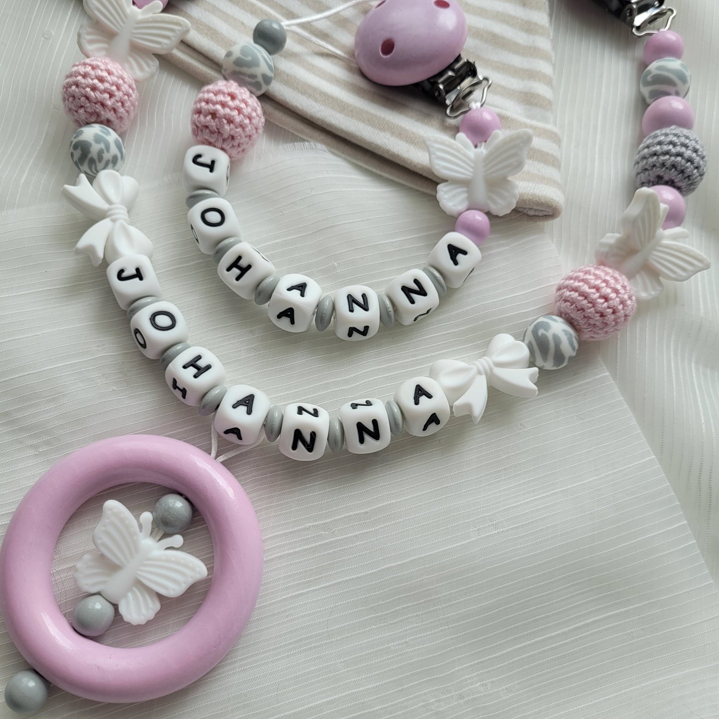 Kinderwagenkette & Schnullerkette mit Namen Mädchen Rosa grau Schmetterling