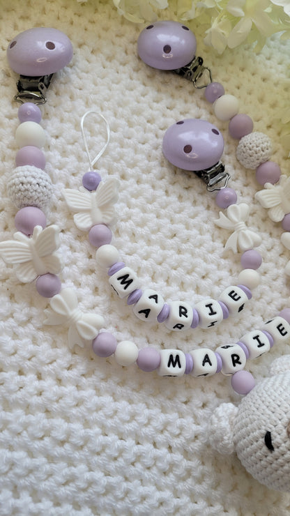 Kinderwagenkette & Schnullerkette mit Name Schmetterling Teddy flieder weiss