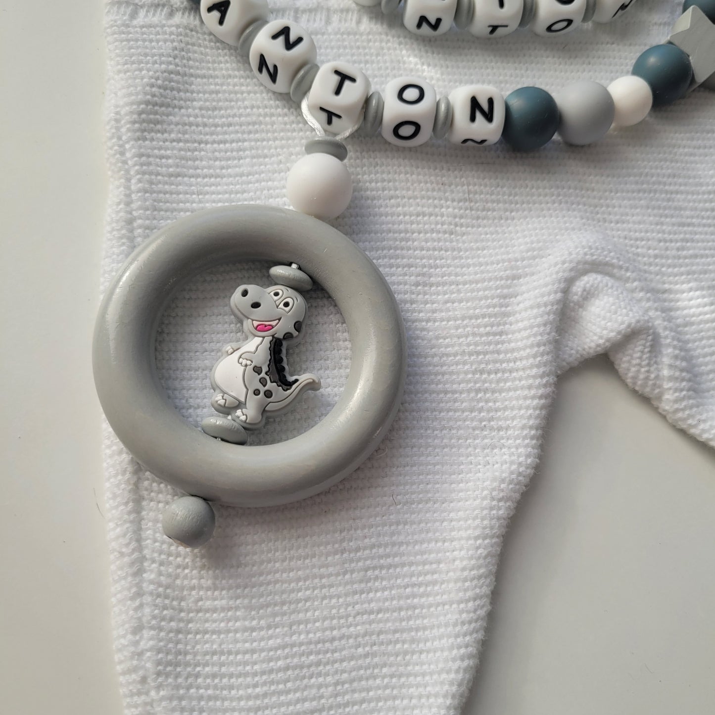 Kinderwagenkette & Schnullerkette mit Namen für Jungen Dinosaurier grau
