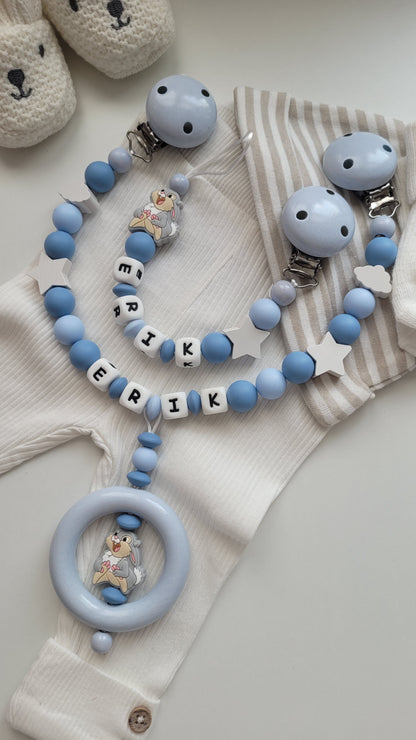 Kinderwagenkette & Schnullerkette mit Namen Hase Sterne Wolken blau