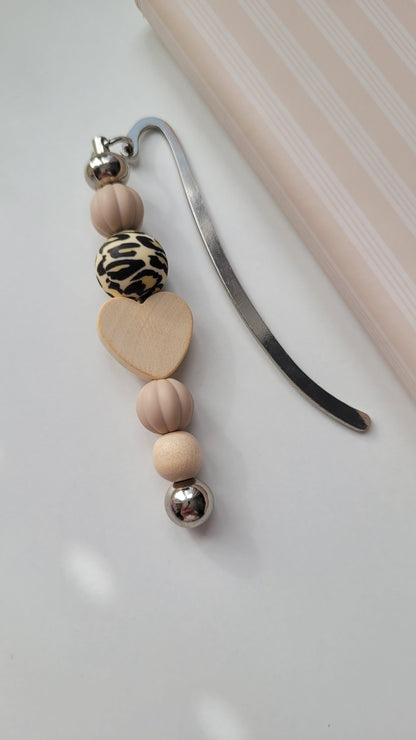 Lesezeichen Herz leo taupe Holz