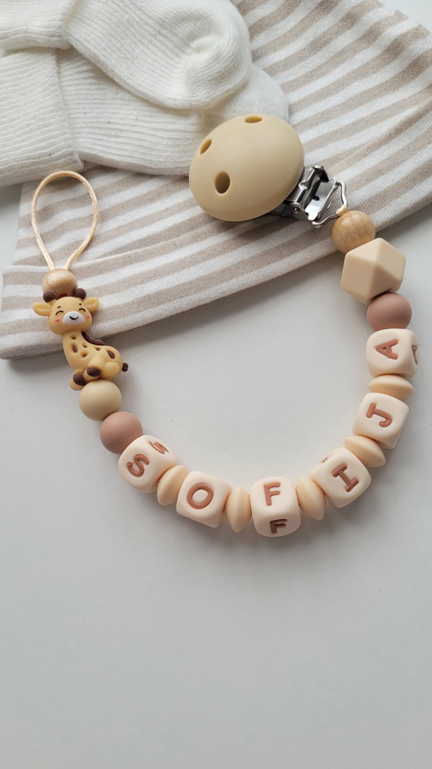 Kinderwagenkette & Schnullerkette mit Namen Giraffen beige braun