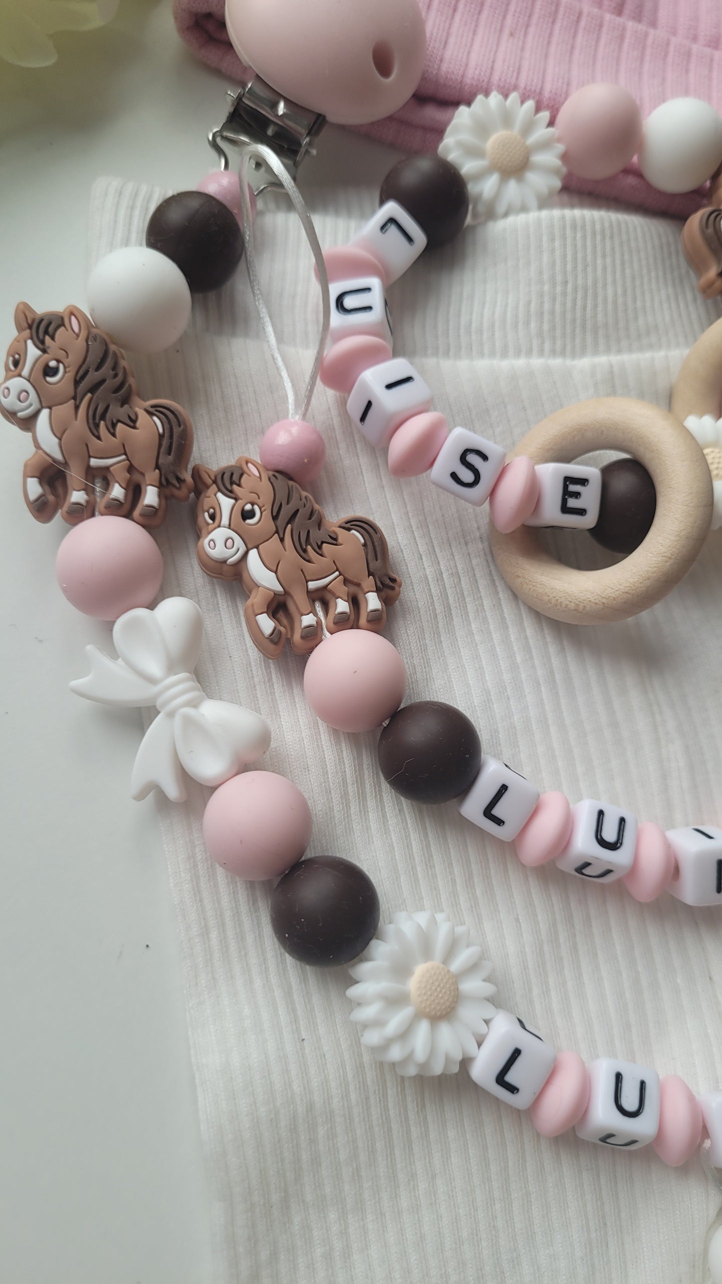 3er Set Kinderwagenkette, Schnullerkette & Greifring mit Namen – Pferd Silikon braun rosa