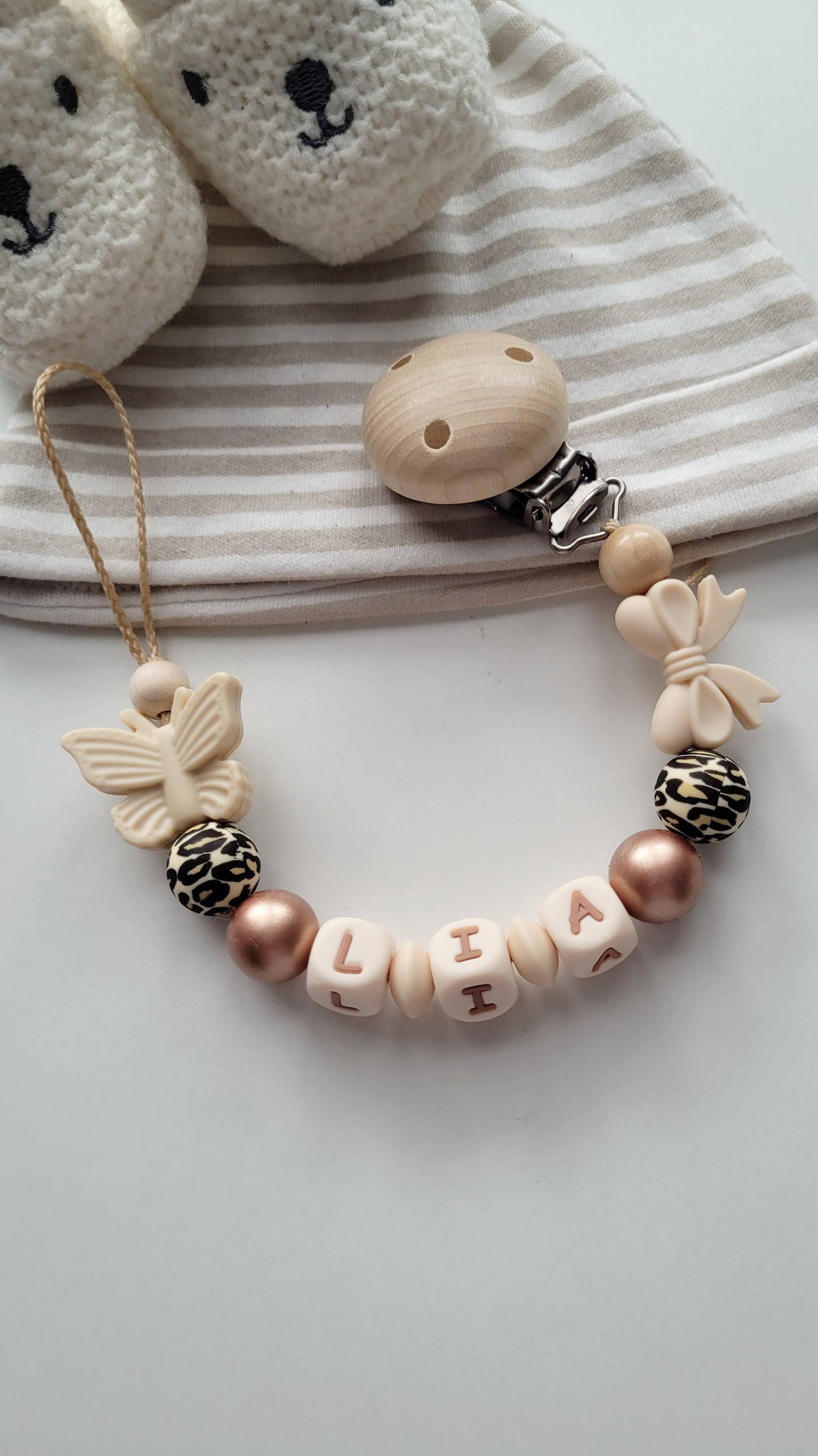 Schnullerkette mit Namen für Mädchen Schmetterling & Schleife leo beige rosegold