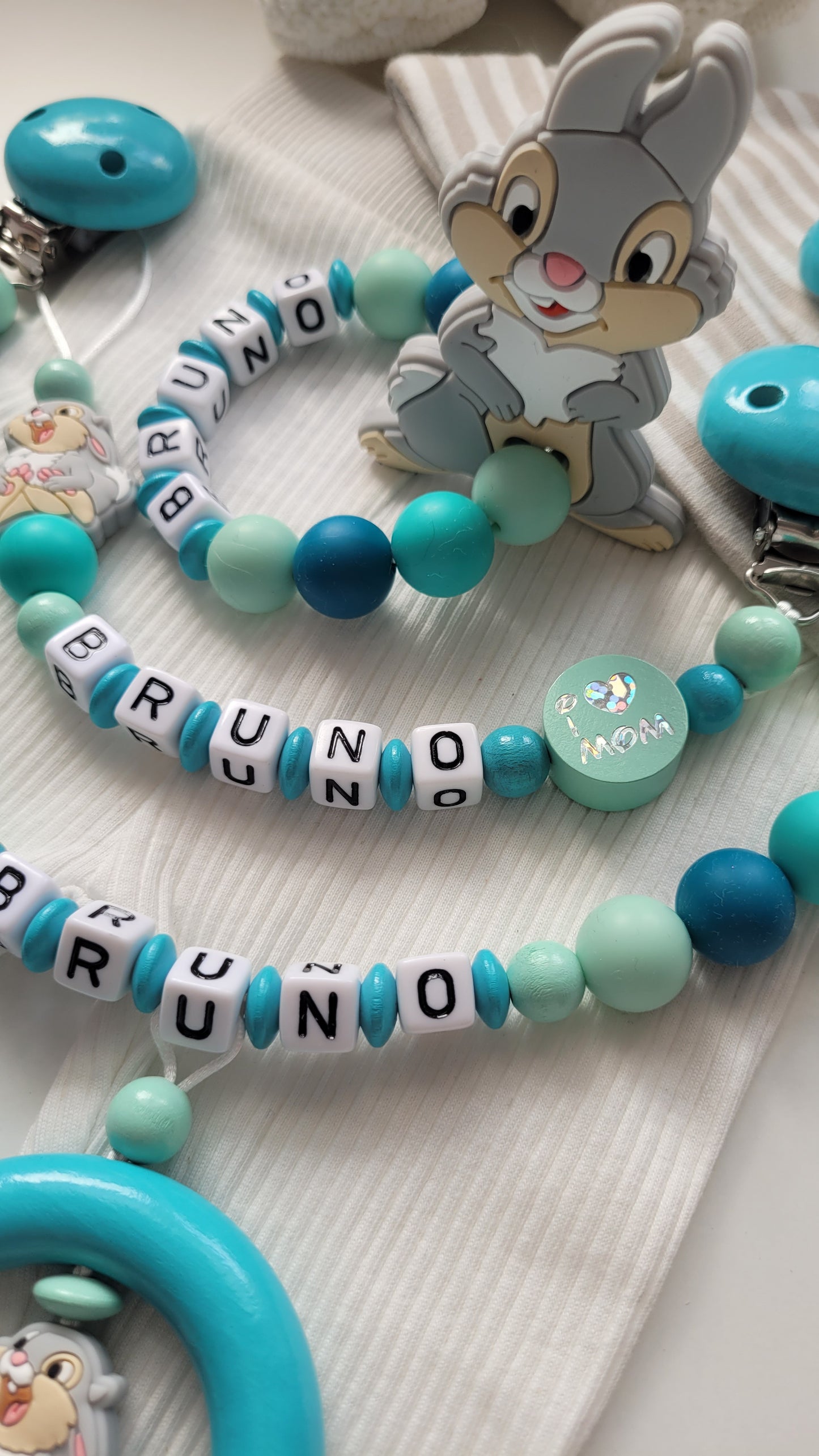 3tlg Schnullerkette Kinderwagenkette Greifring mit Namen Hase & i love Mom und Dad mint türkis