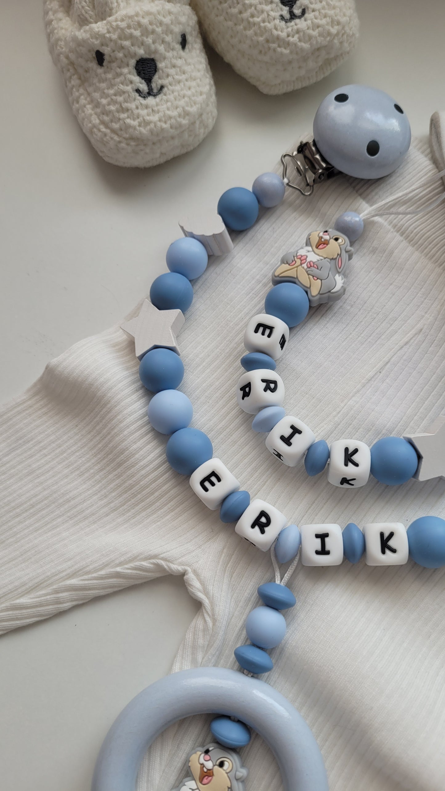 Kinderwagenkette & Schnullerkette mit Namen Hase Sterne Wolken blau