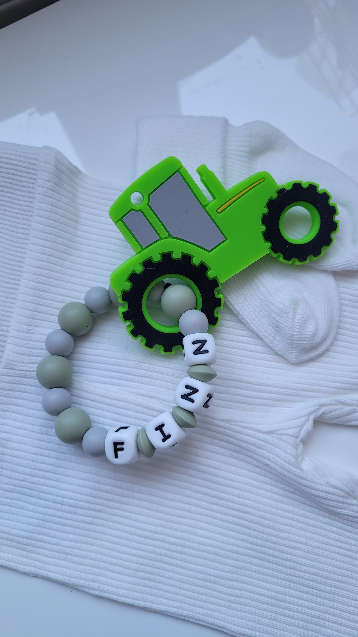 Motorik Greifring mit Namen Traktor grün grau