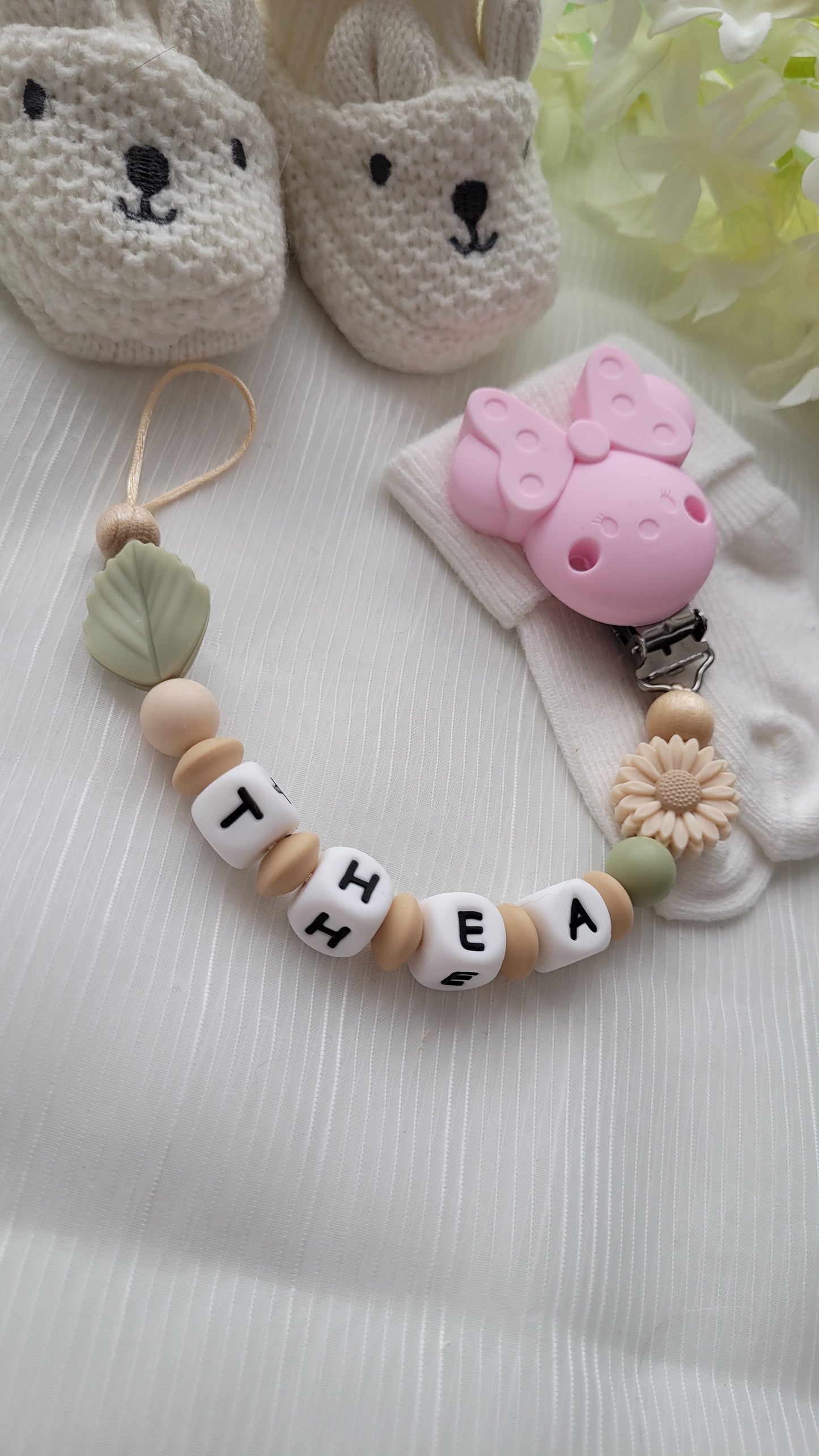 Schnullerkette mit Namen für Mädchen Blatt & Blume salbei grün rosa