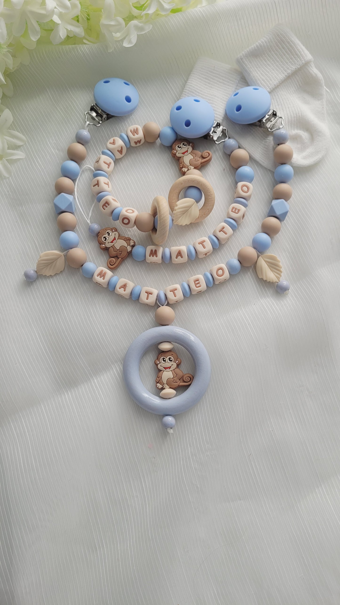 3tlg.Set Schnullerkette Kinderwagenkette & Greifring mit Namen Äffchen hellblau beige