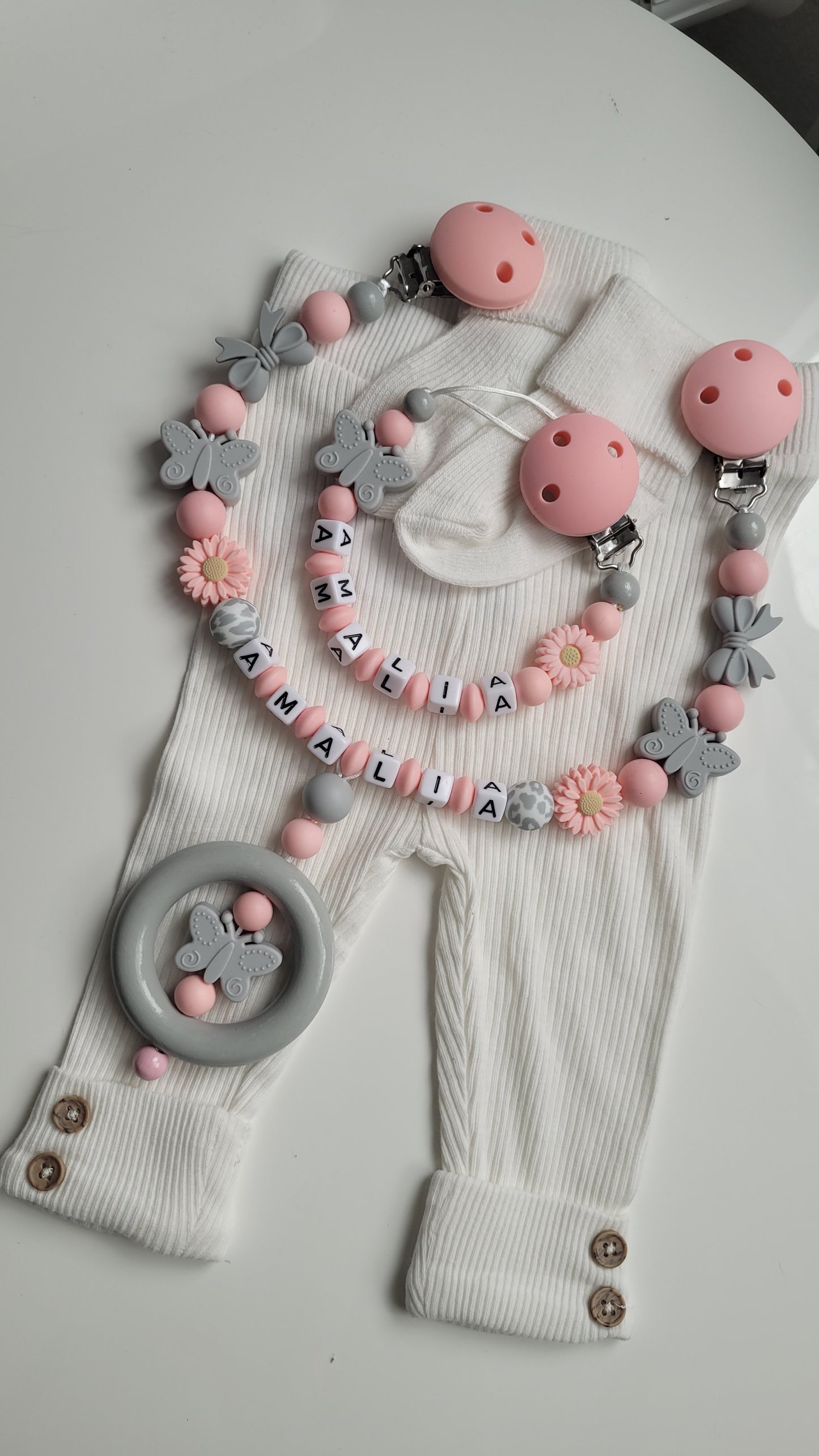 Kinderwagenkette & Schnullerkette mit Namen für Mädchen  rosa grau Schmetterling