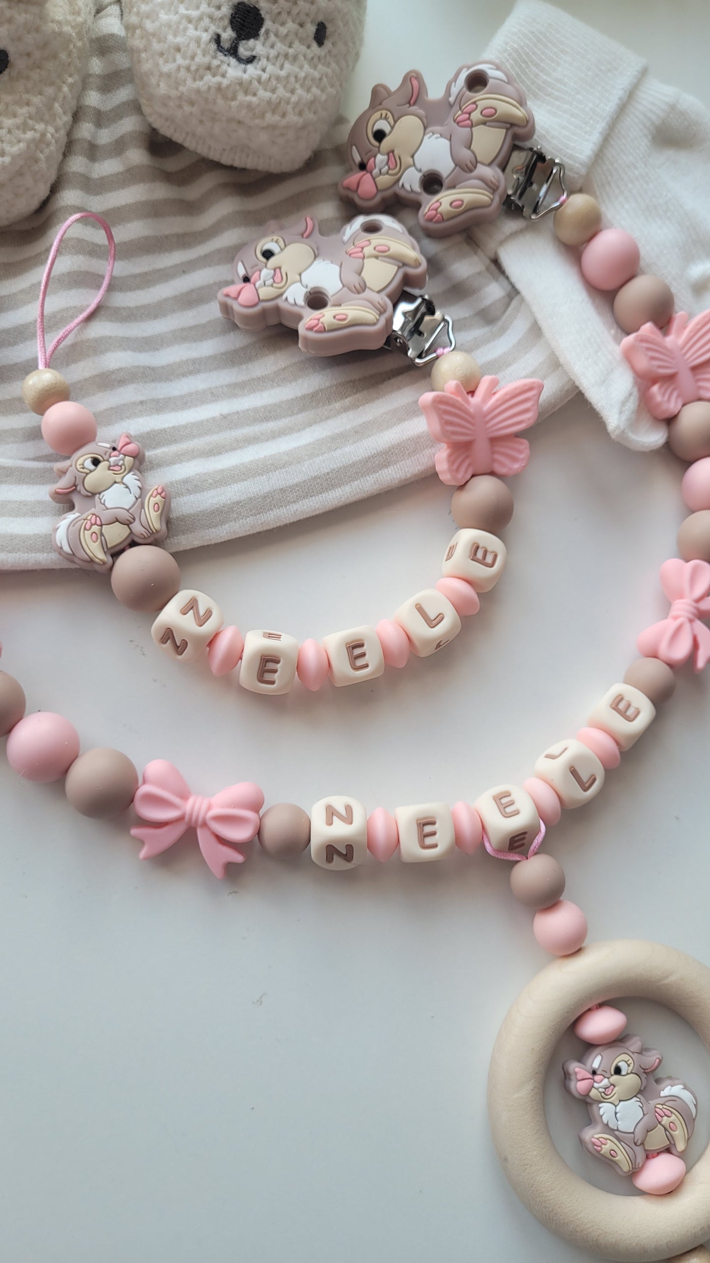 Kinderwagenkette & Schnullerkette mit Namen Hase Schmetterling apricot taupe