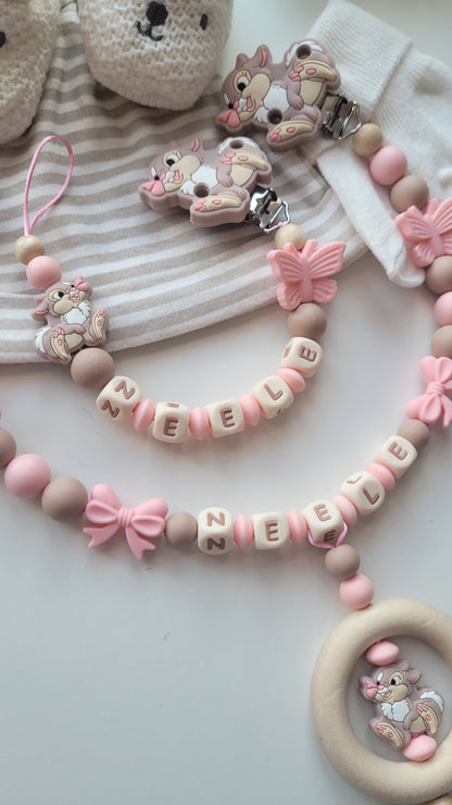 Kinderwagenkette & Schnullerkette mit Namen Hase Schmetterling apricot taupe