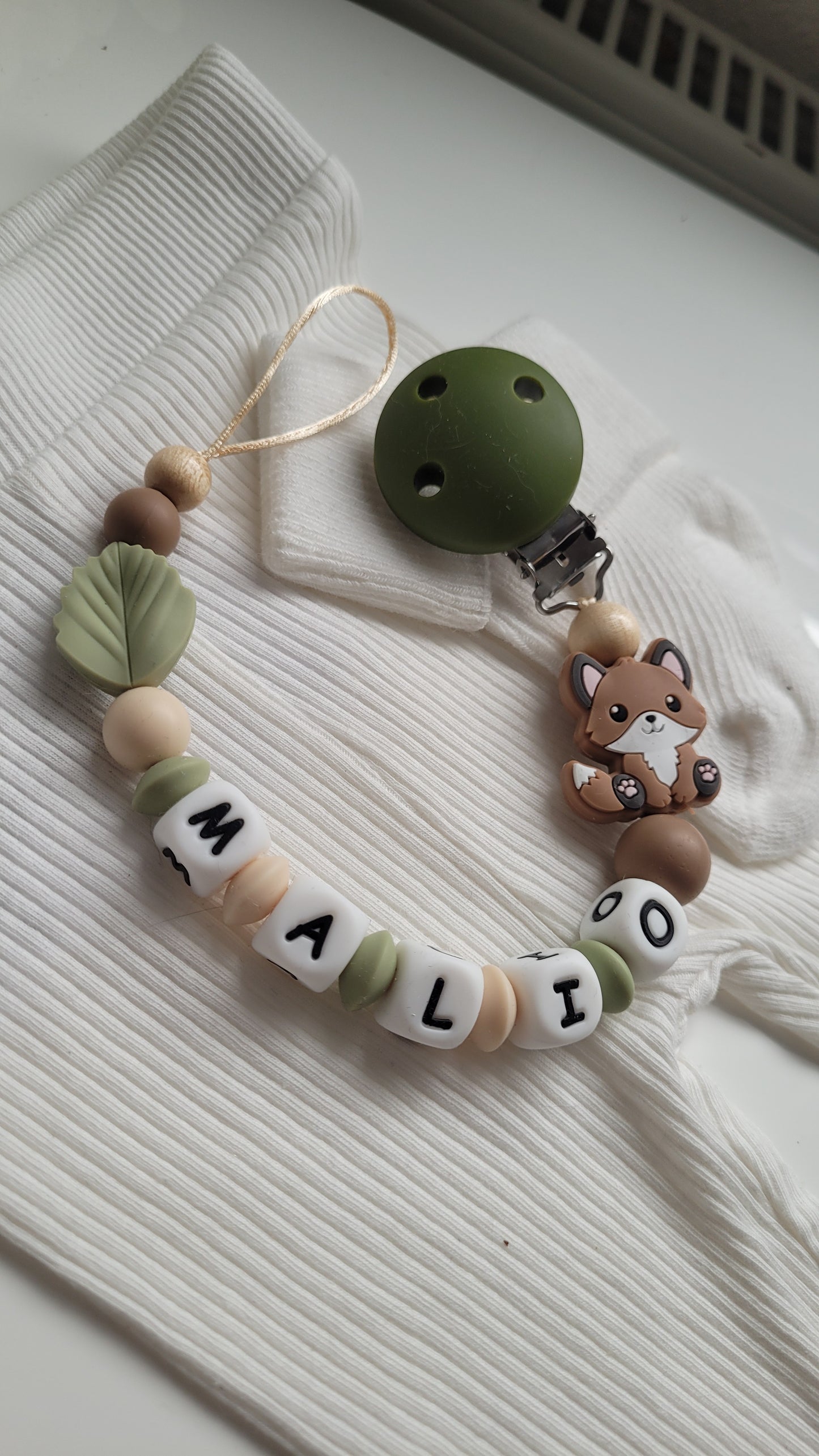 Schnullerkette mit Namen für Jungen Fuchs grün beige