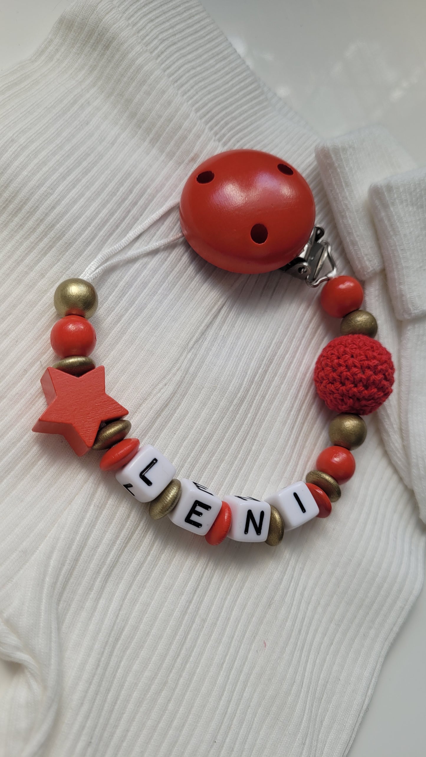 Schnullerkette mit Namen Sternchen rot gold
