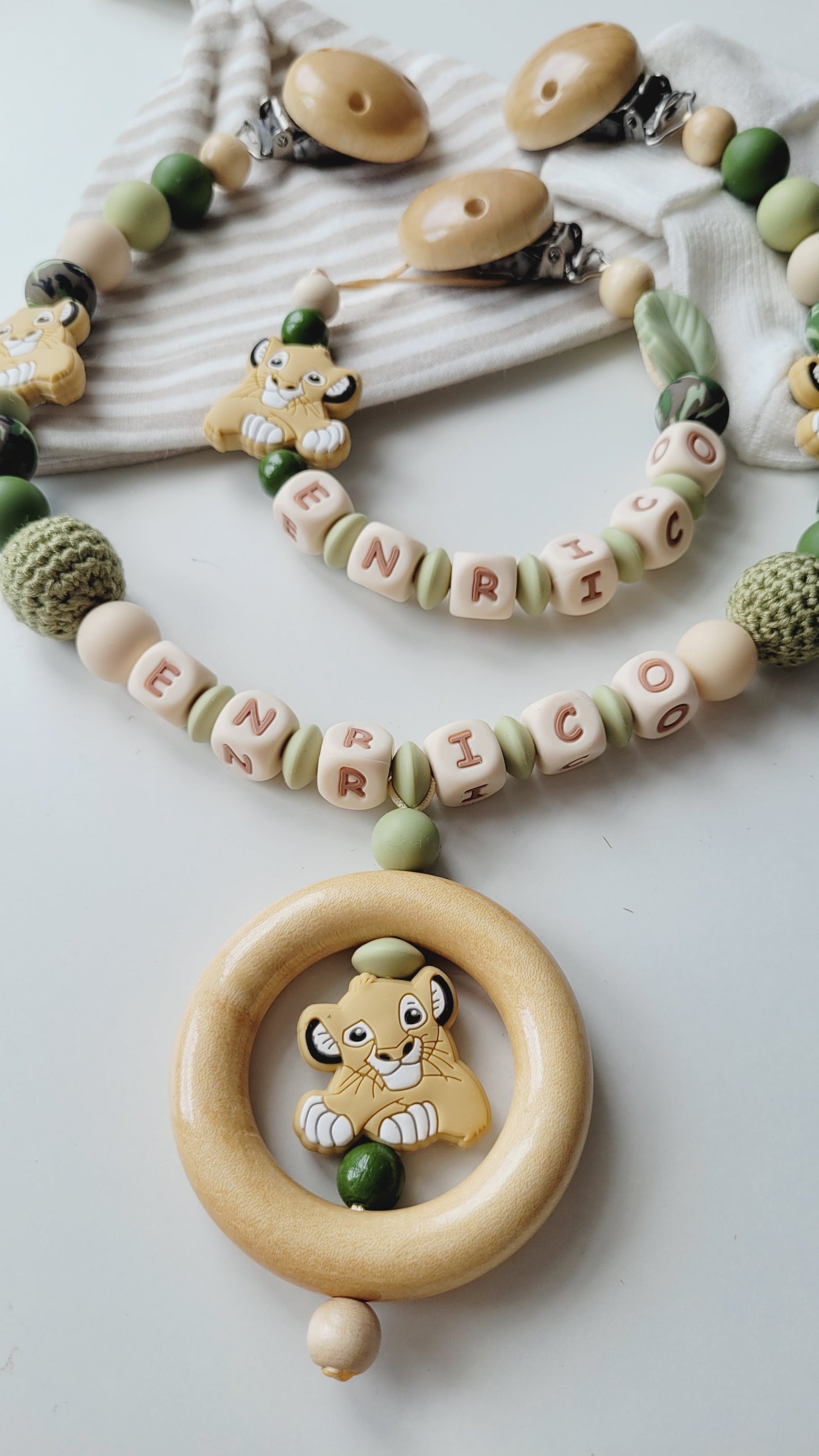 3tlg. Set Schnullerkette Kinderwagenkette & Beissring mit Namen Löwe & camu ab