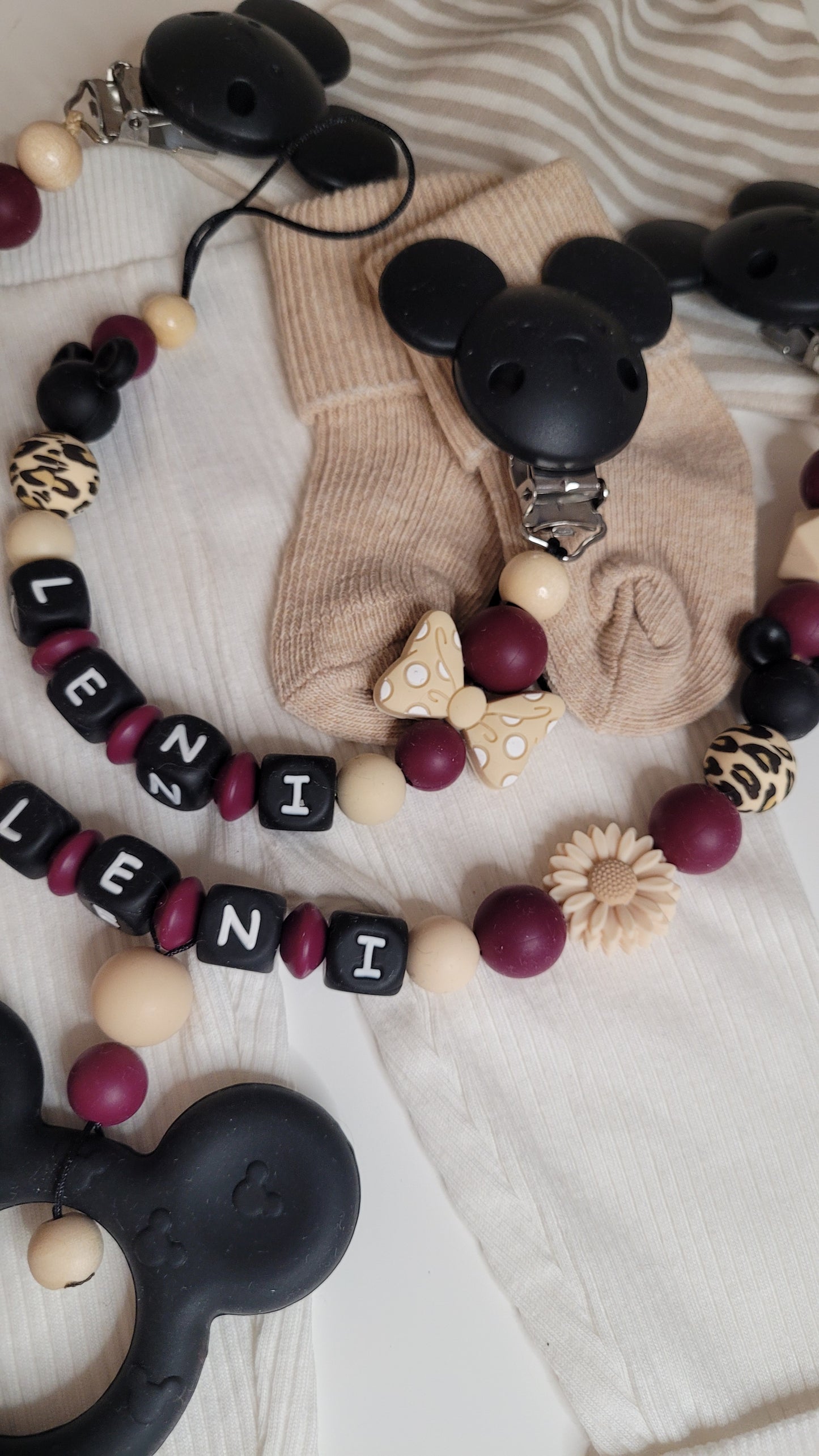 Kinderwagenkette & Schnullerkette mit Namen für Mädchen Maus weinrot beige schwarz