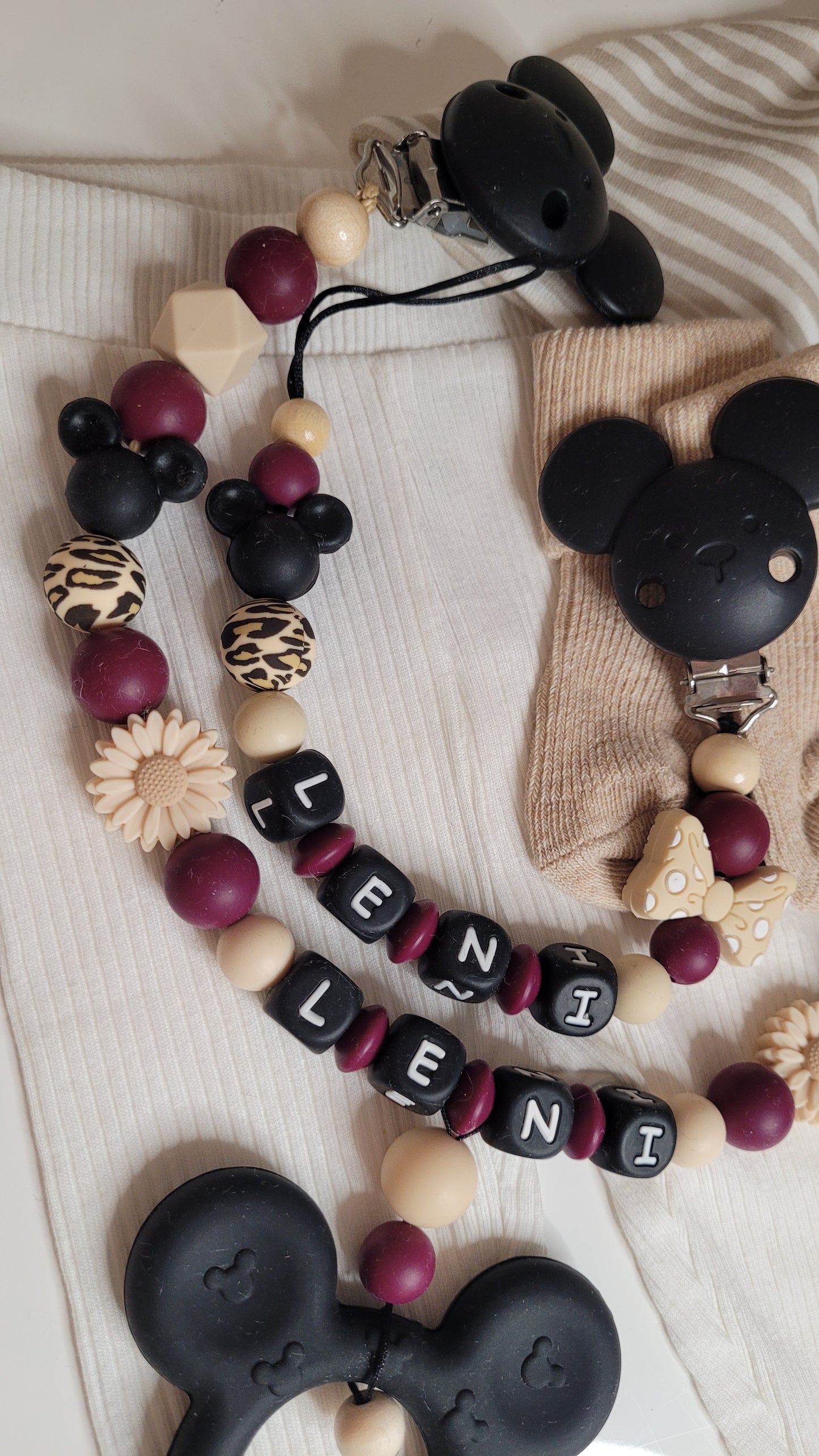 Kinderwagenkette & Schnullerkette mit Namen für Mädchen Maus weinrot beige schwarz
