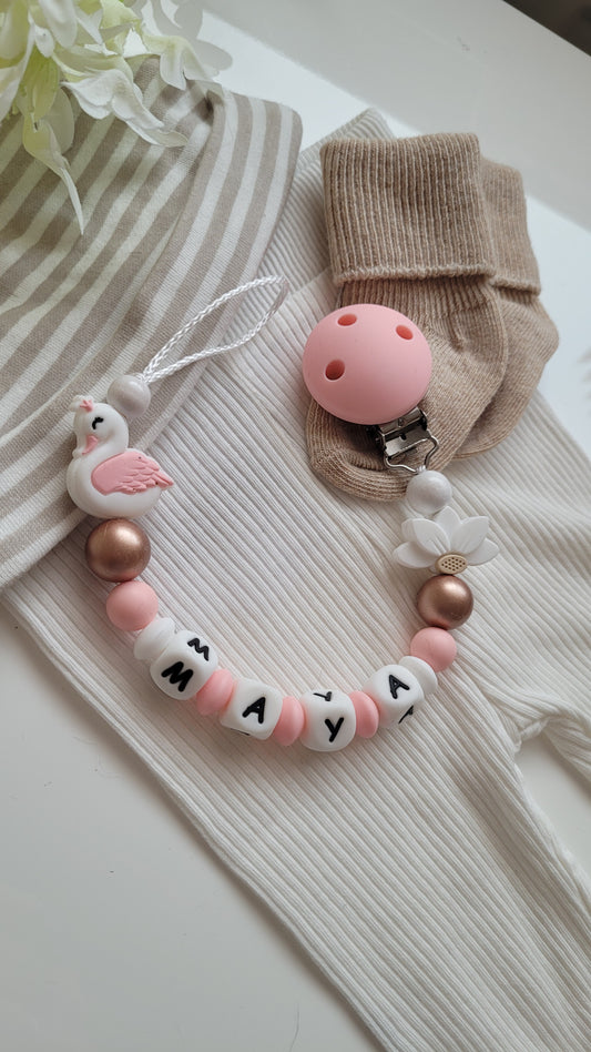 Schnullerkette mit Namen für Mädchen Zauberhafte Schwan perlrosa