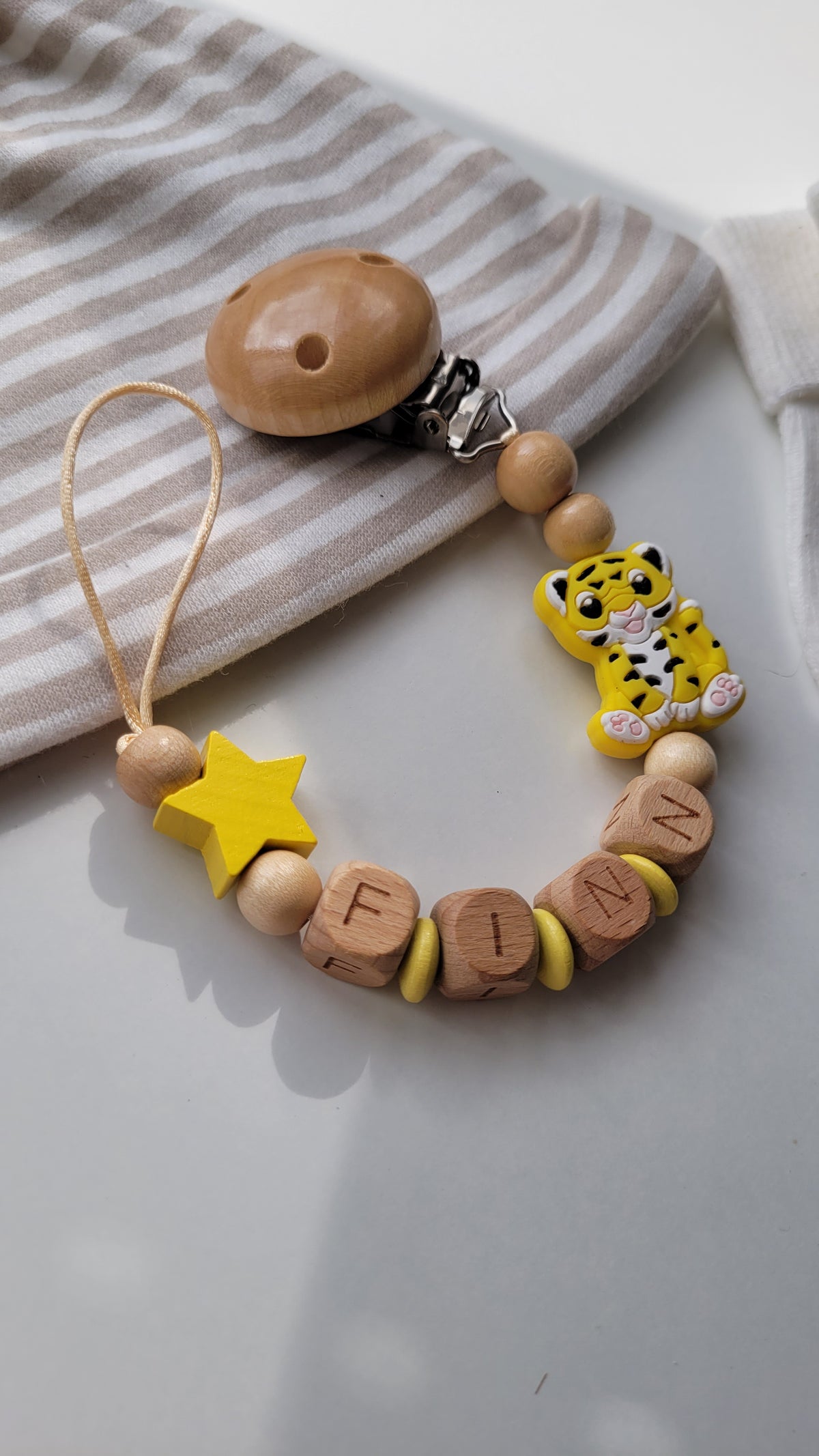 Schnullerkette mit Namen für Jungen Tiger & Stern gelb holz