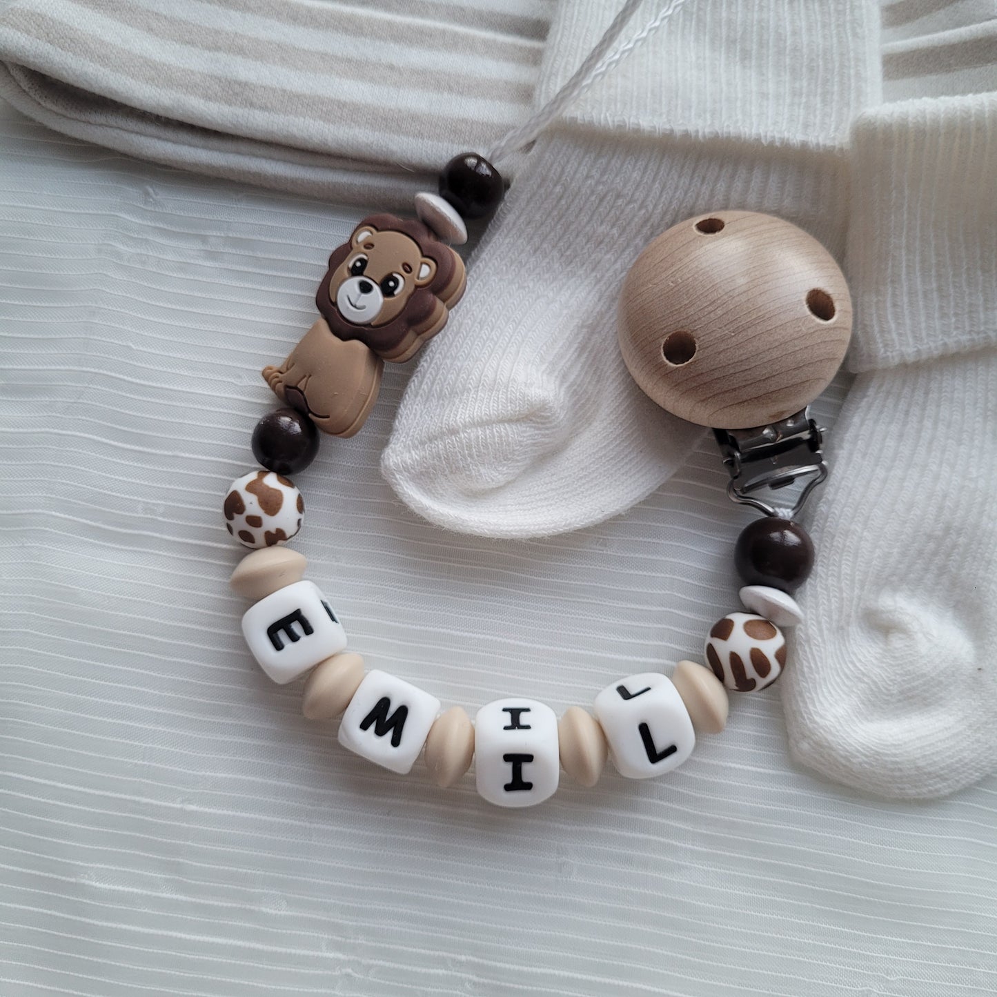 Schnullerkette mit Namen für Jungen Löwe braun beige