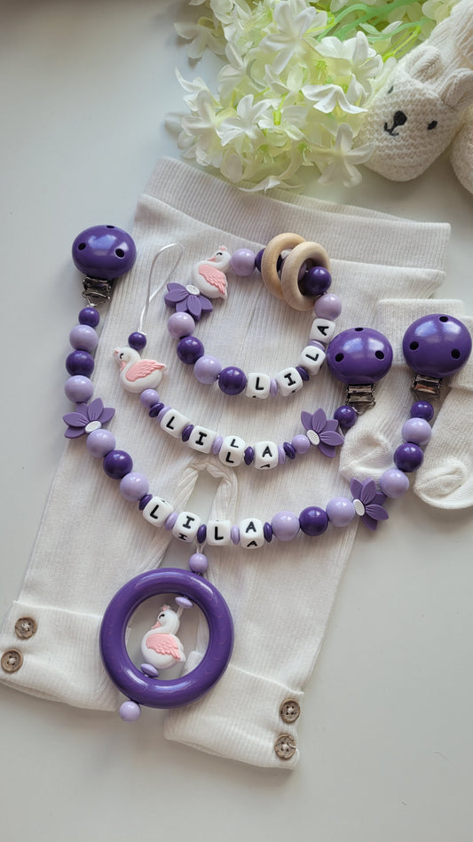 3er Set Schnullerkette, Kinderwagenkette & Greifring Schwan flieder lila