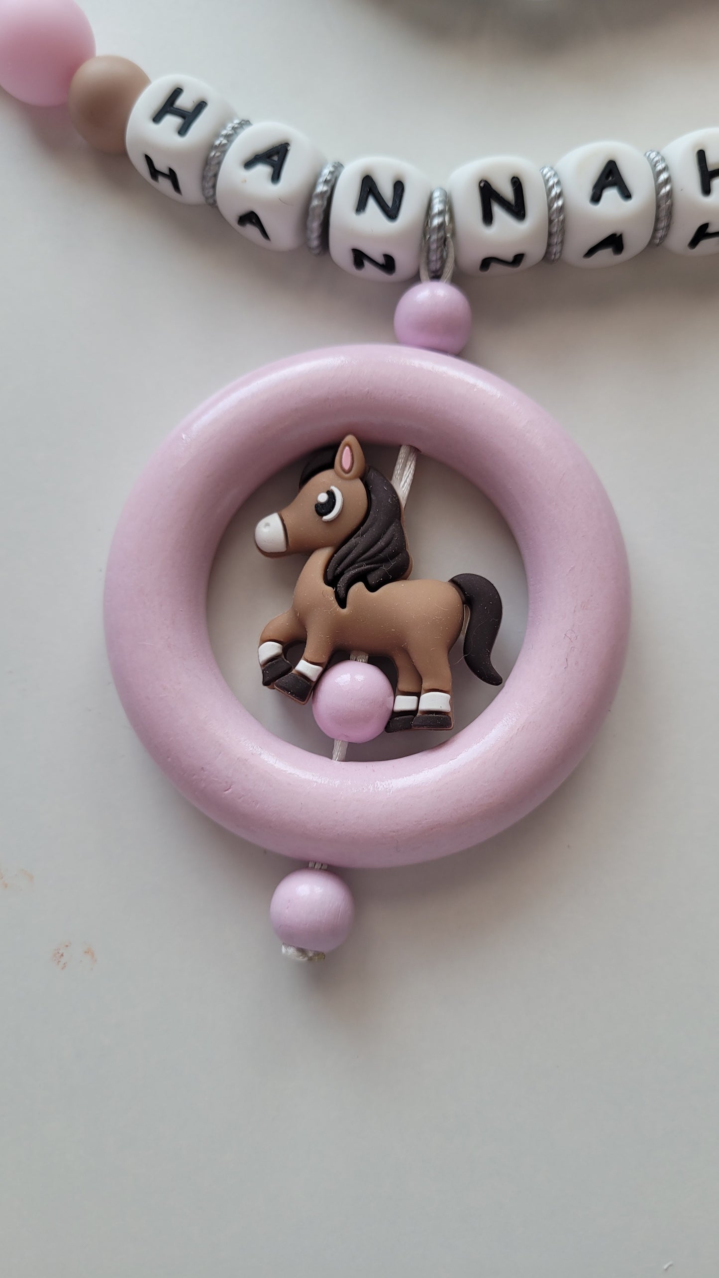 Kinderwagenkette & Schnullerkette mit Namen Pferd & i love Mom und Dad rosa weiss