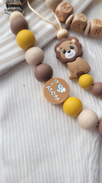 3er Set Schnullerkette Kinderwagenkette & Greifring mit Namen Löwe & i love Mom und Dad  senfgelb braun