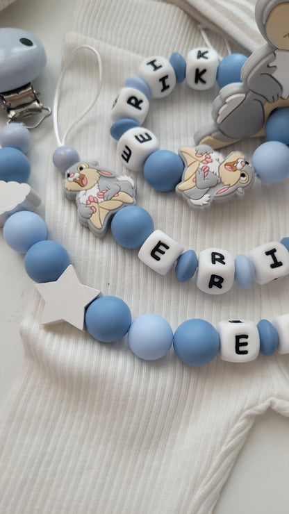 3tlg Schnullerkette Kinderwagenkette Greifring mit Namen Hase Wolken und Sterne blau