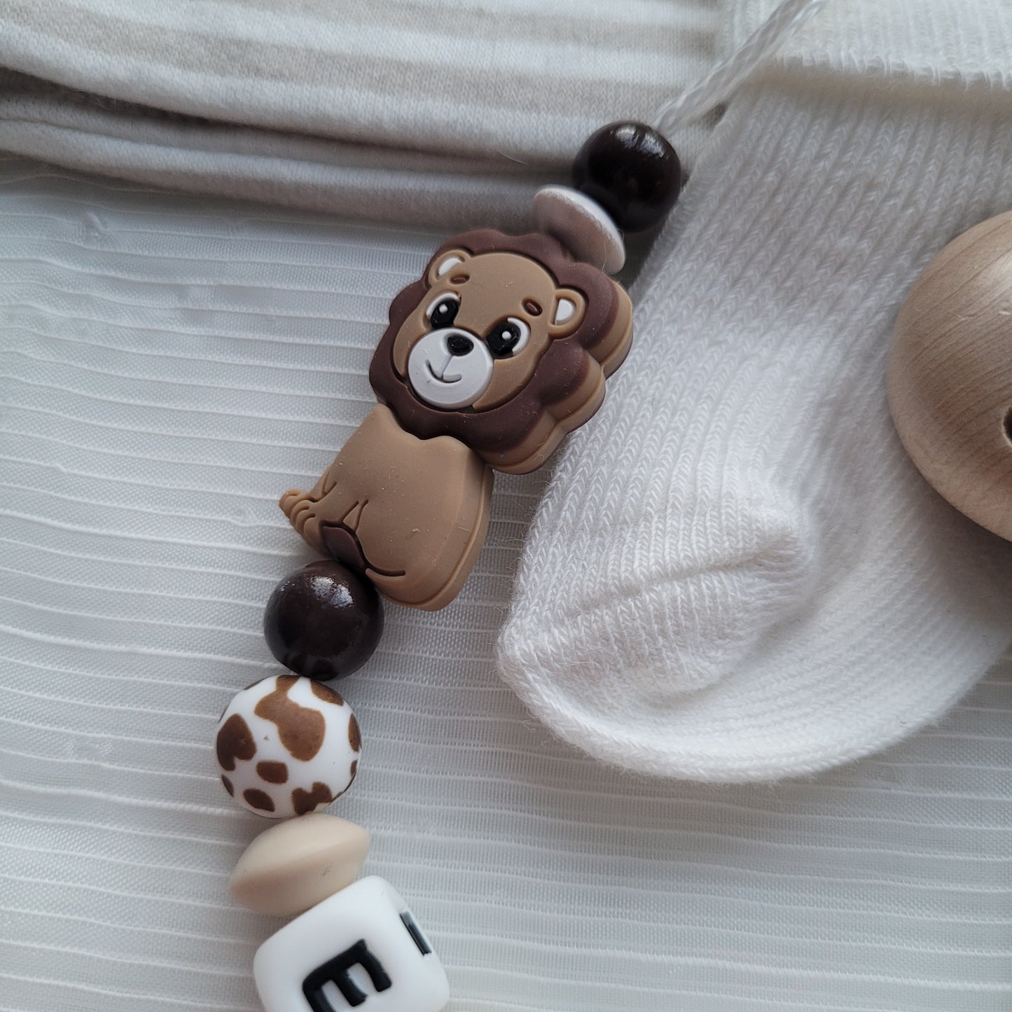 Schnullerkette mit Namen für Jungen Löwe braun beige