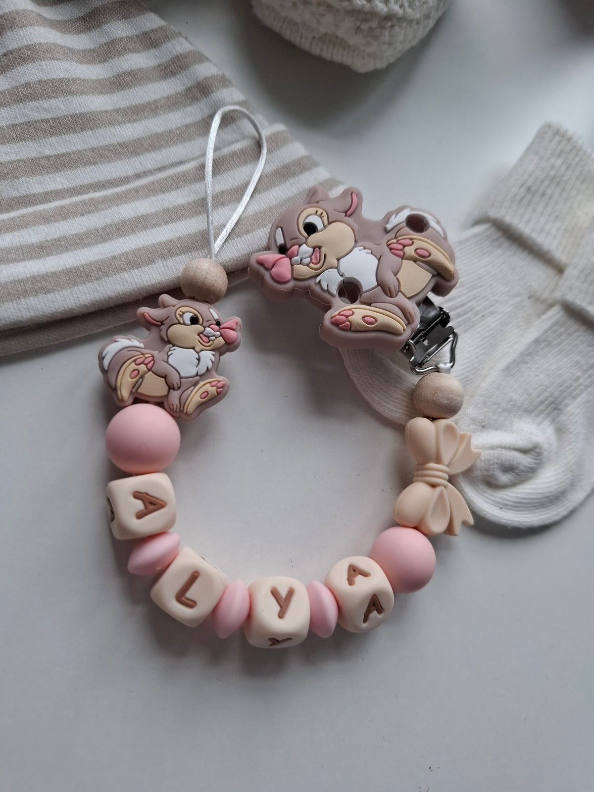 Schnullerkette mit Namen für Mädchen Hase babyrosa personalisiert
