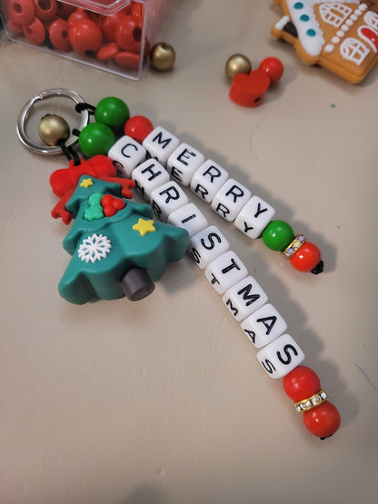 Personalisierter Schlüsselanhänger mit glitzerndem Tannenbaum in Rot-Grün – bis zu 3 Namen