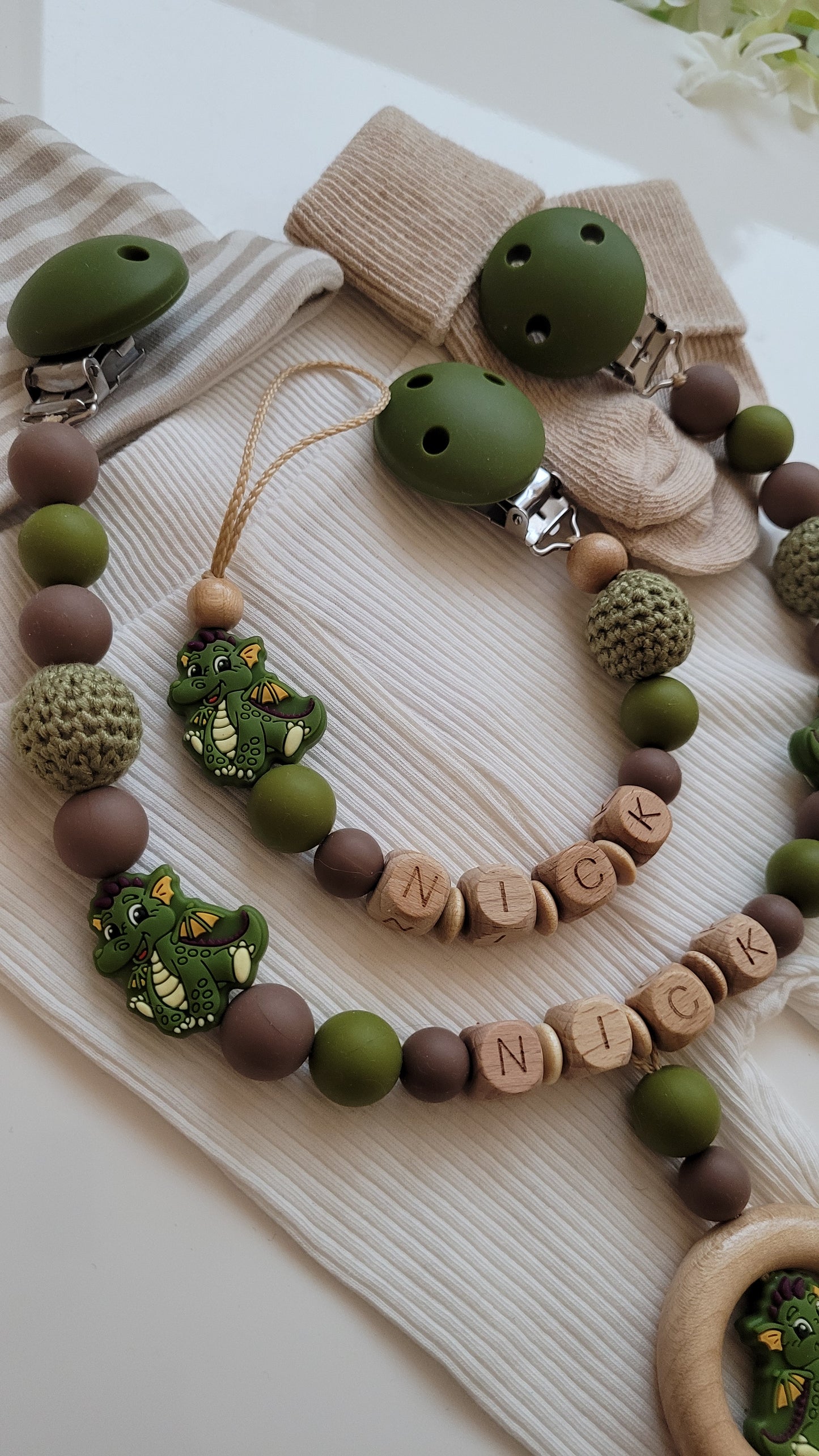 Kinderwagenkette & Schnullerkette mit Namen Drache grün holz braun