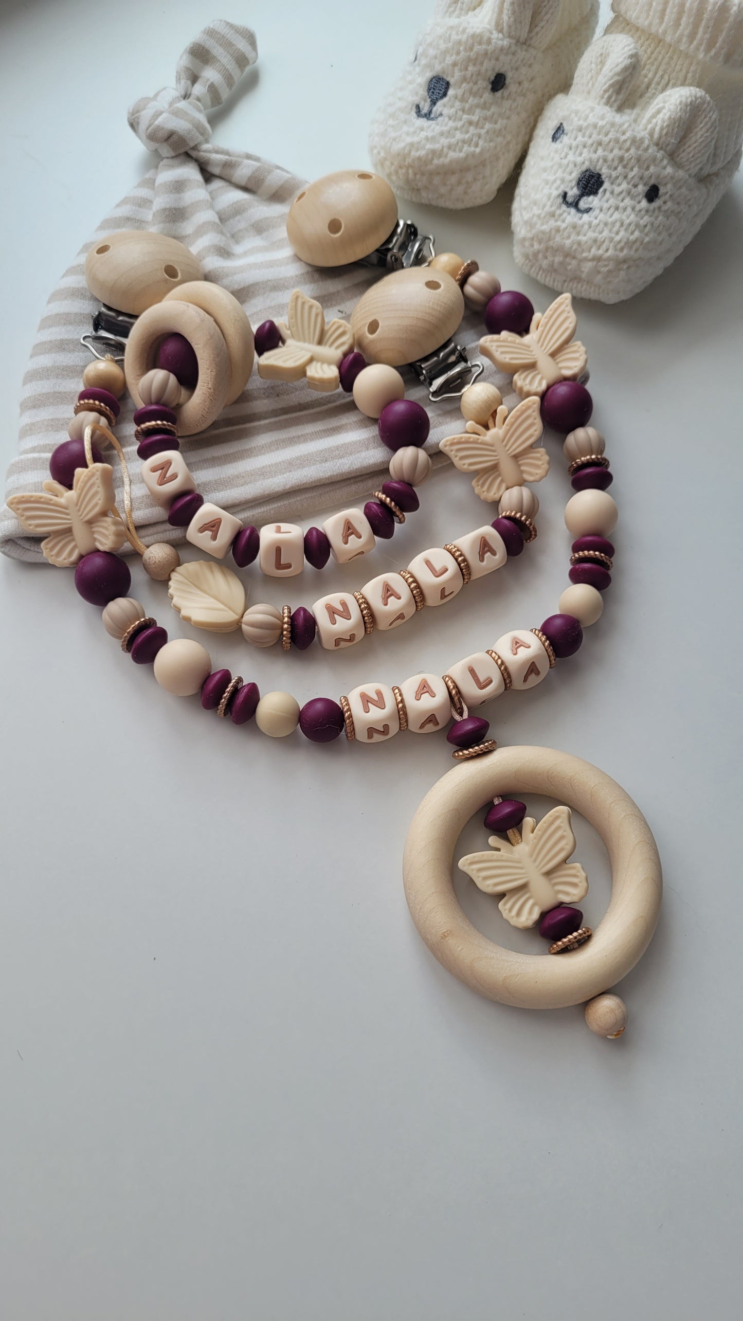 Schnullerkette Kinderwagenkette & Beissring mit Namen Schmetterlinge beige bordaux gold
