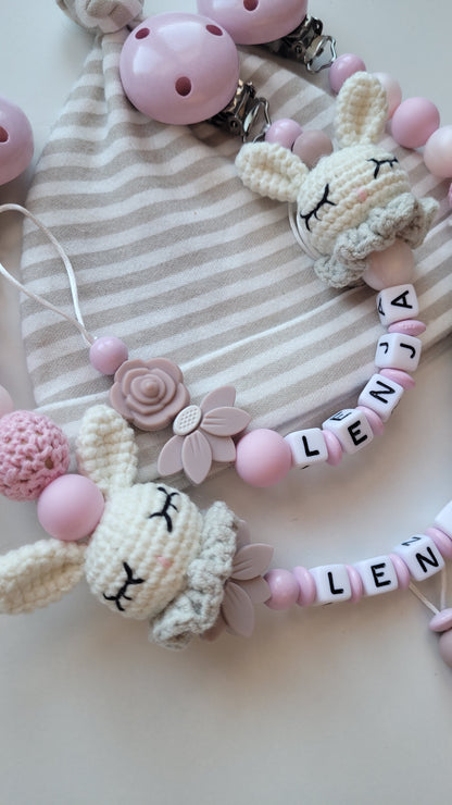 Kinderwagenkette & Schnullerkette mit Namen Hasen gehäkelt & Blumen rose