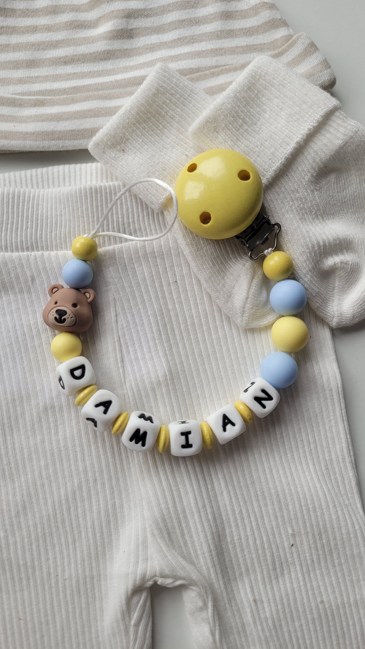 Schnullerkette mit Namen für Jungen Bärchen hellgelb hellblau