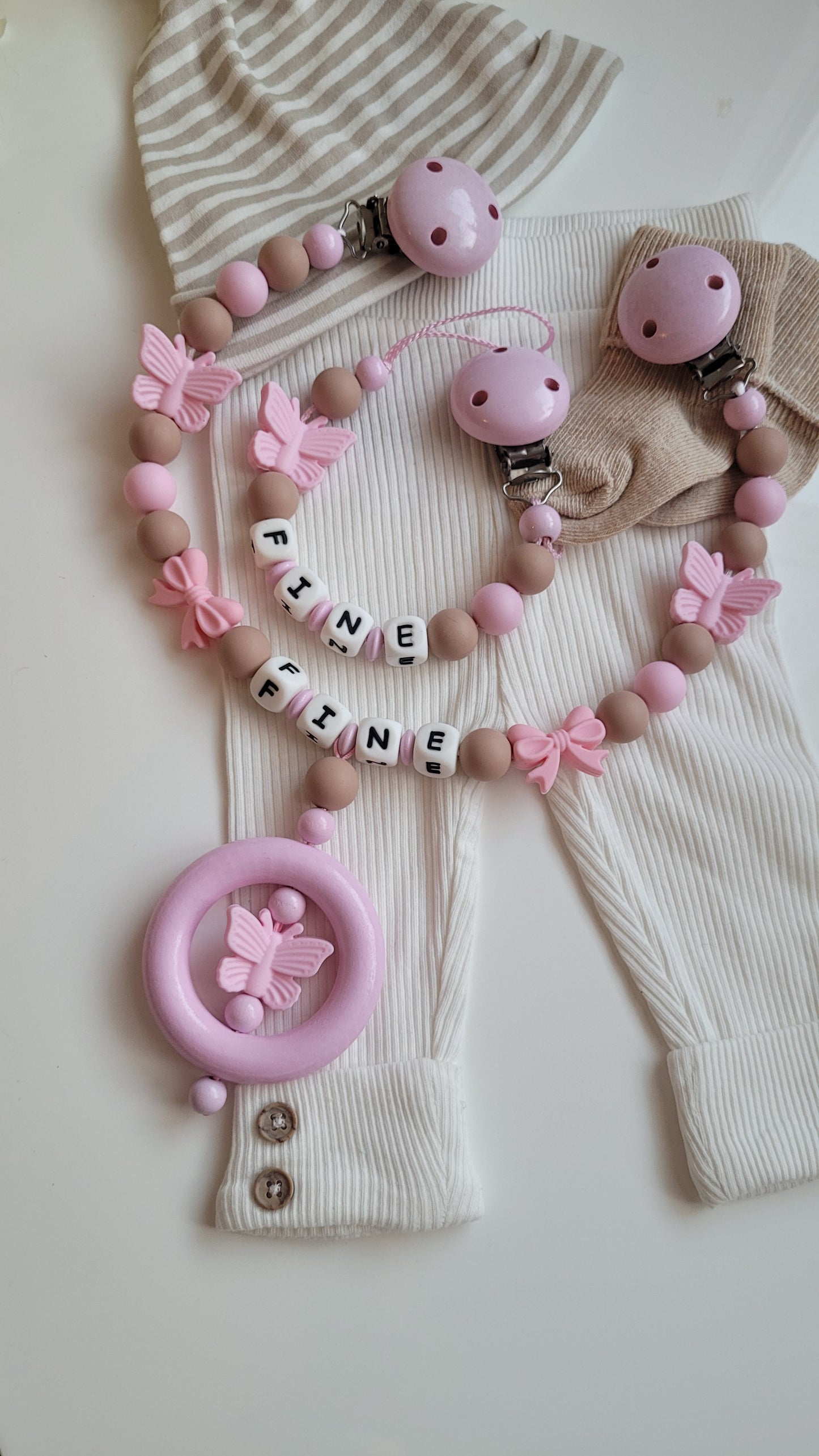 Kinderwagenkette & Schnullerkette mit Namen Schmetterling rosa taupe