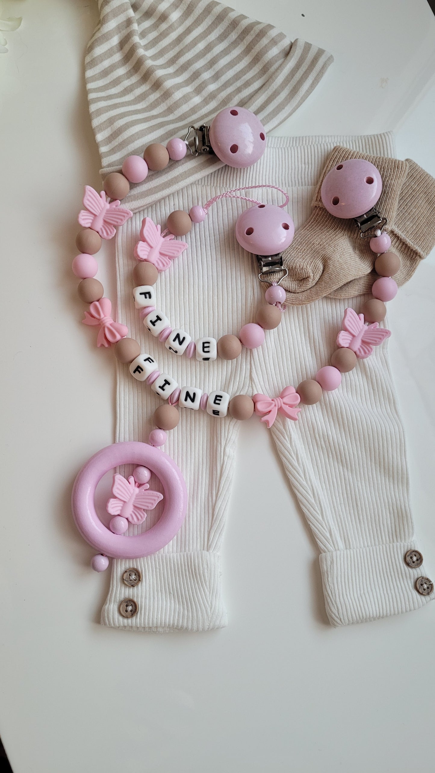 Kinderwagenkette & Schnullerkette mit Namen Schmetterling rosa taupe