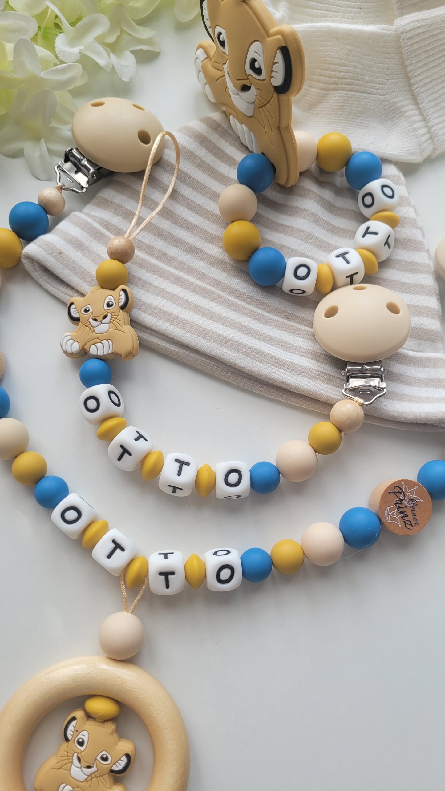 Schnullerkette Kinderwagenkette & Beissring mit Namen Löwe beige blau senfgelb