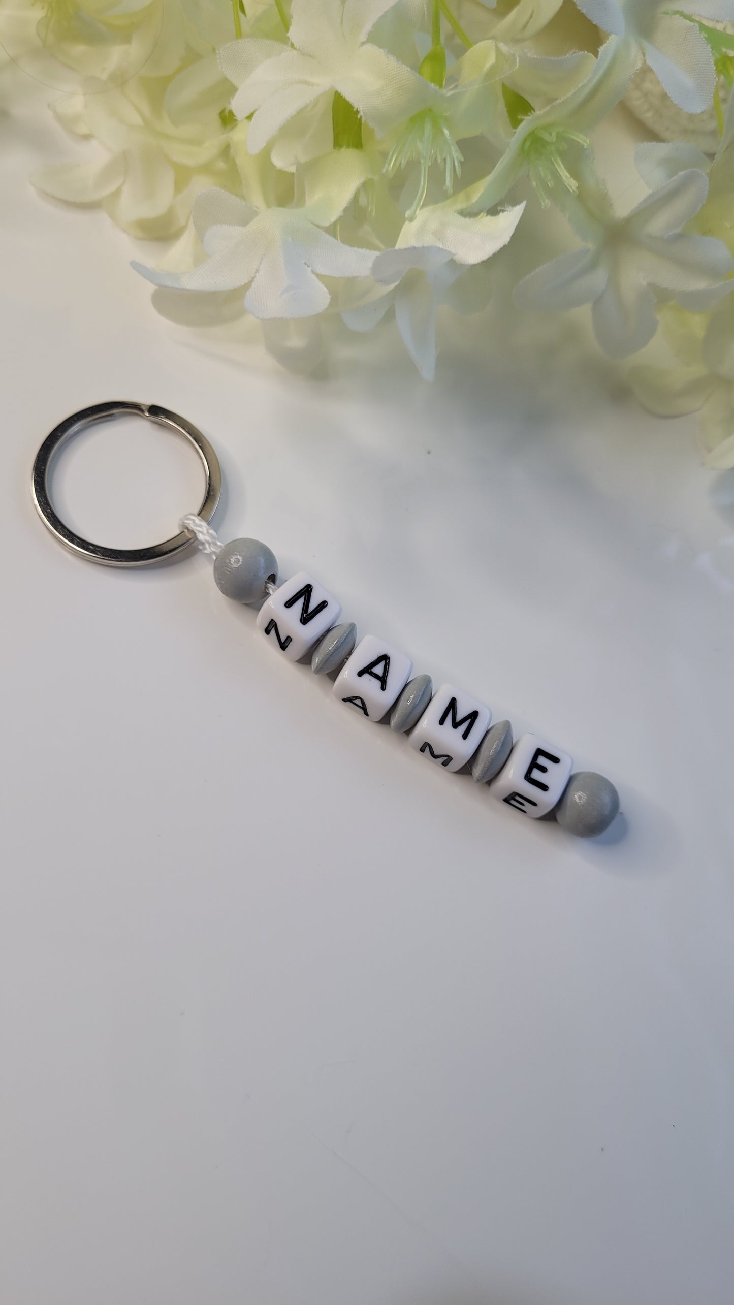 Schlüsselanhänger mit Namen grau hell