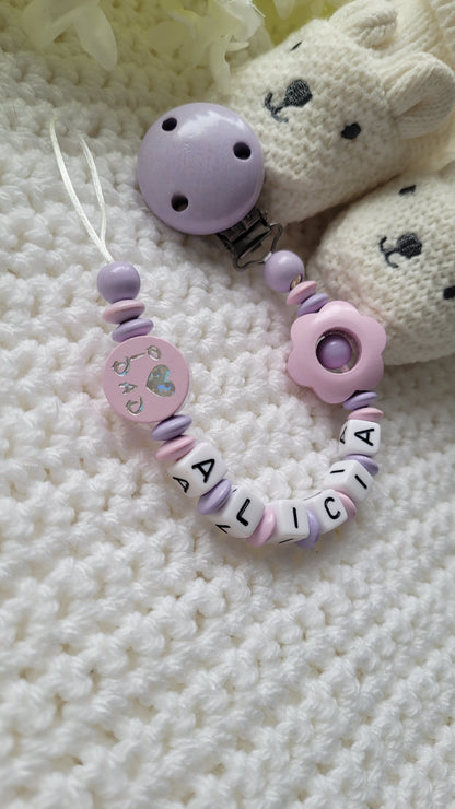 Schnullerkette mit Namen für Mädchen flieder rosa i love Mom und I love Dad