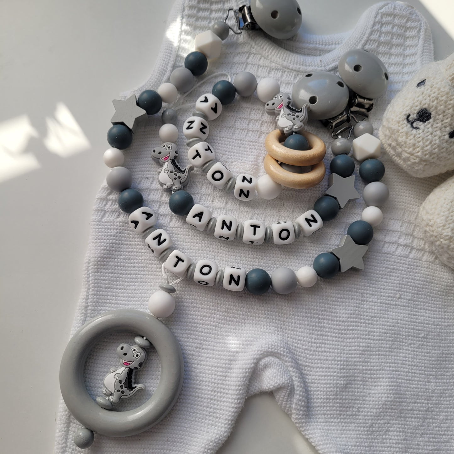 3tlg.Set Schnullerkette Kinderwagenkette & Greifring mit Namen für Jungen Dinosaurier