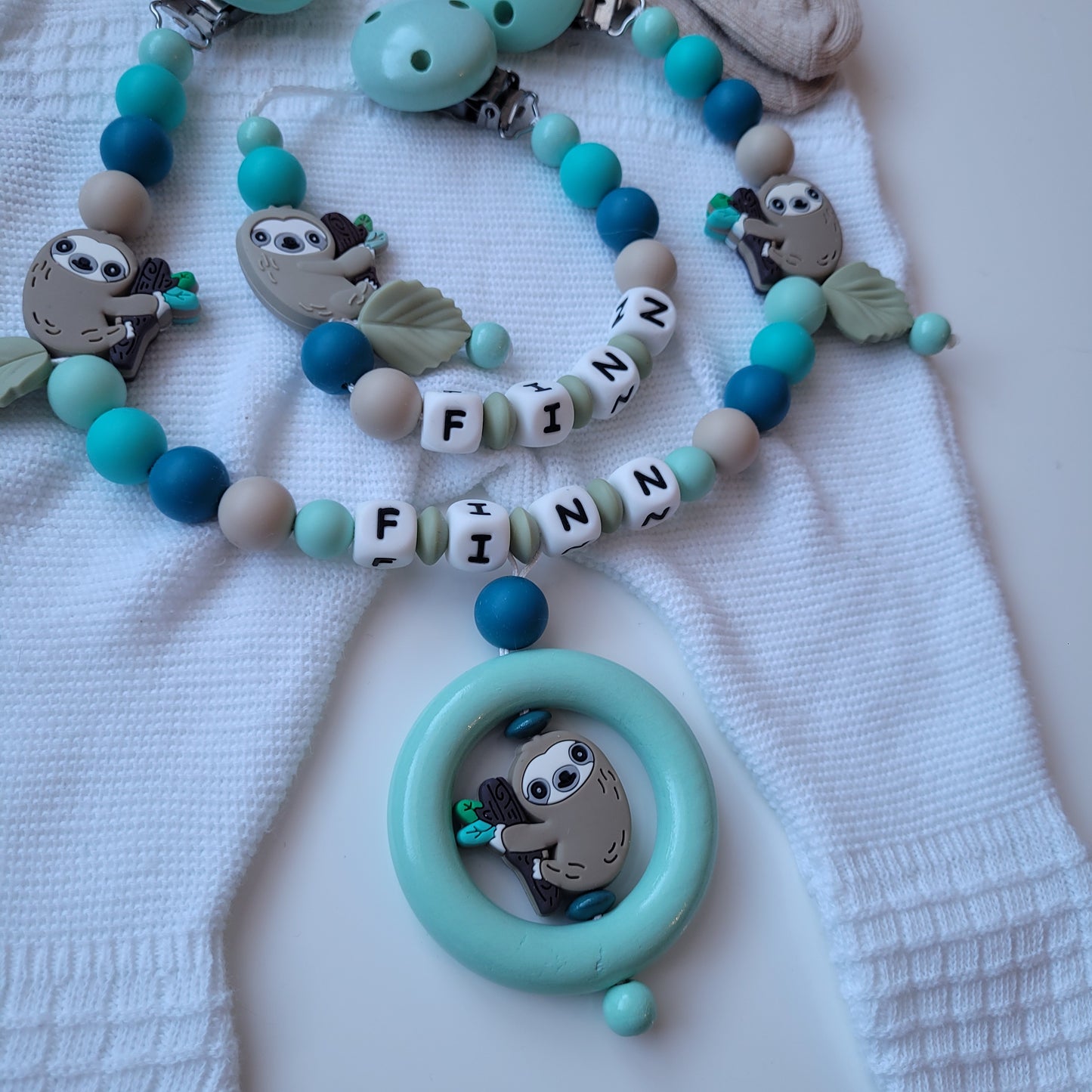 Kinderwagenkette & Schnullerkette mit Namen Faultier mint türkis