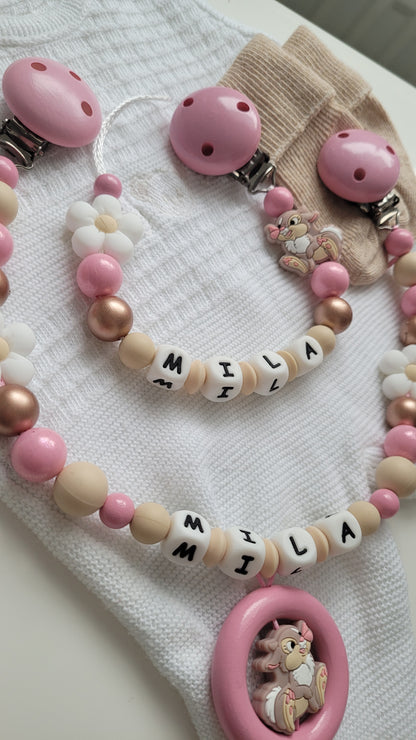 Kinderwagenkette & Schnullerkette mit Namen Hasen perlgold glitzerrosa