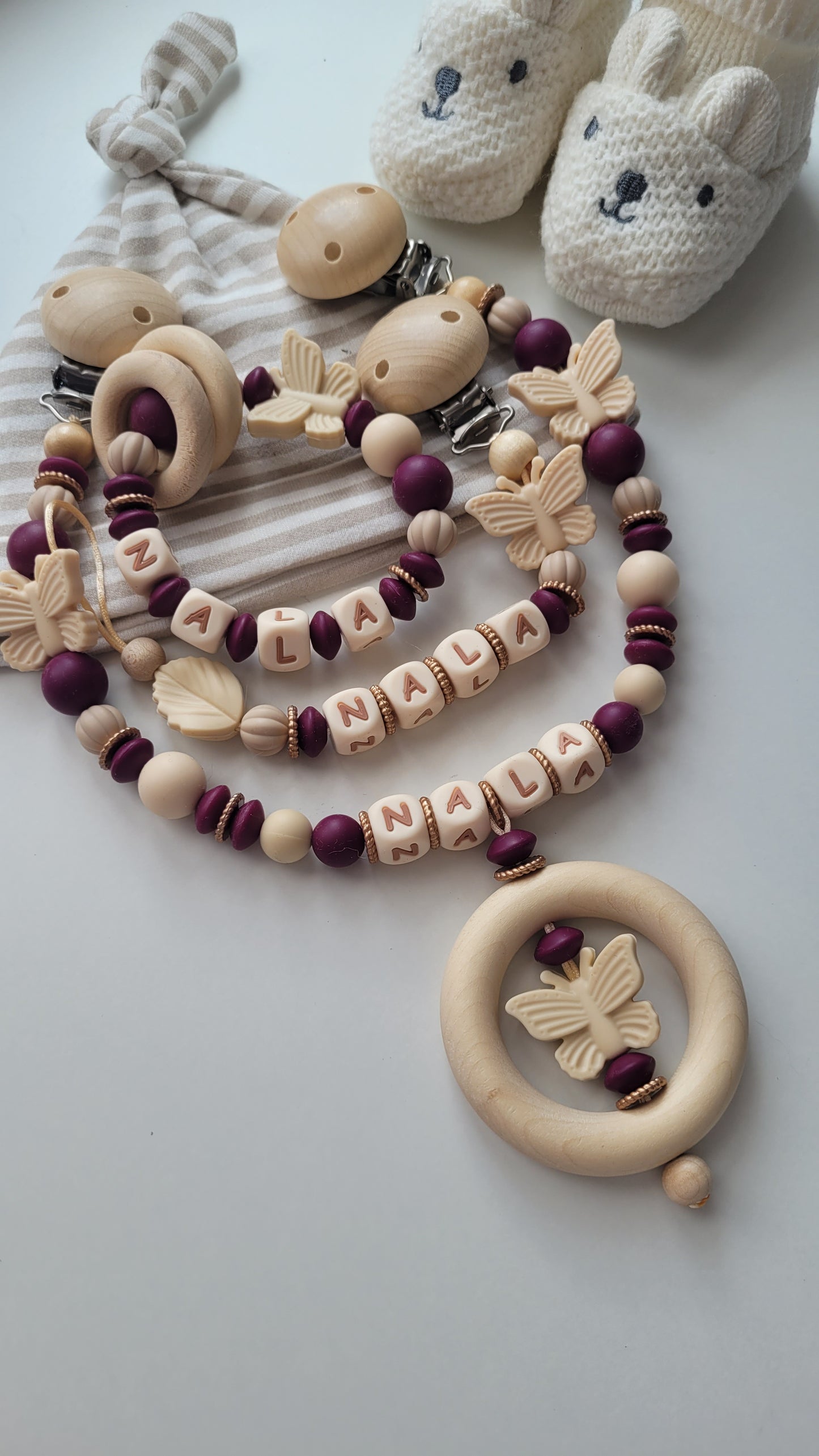 Schnullerkette Kinderwagenkette & Beissring mit Namen Schmetterlinge beige bordaux gold